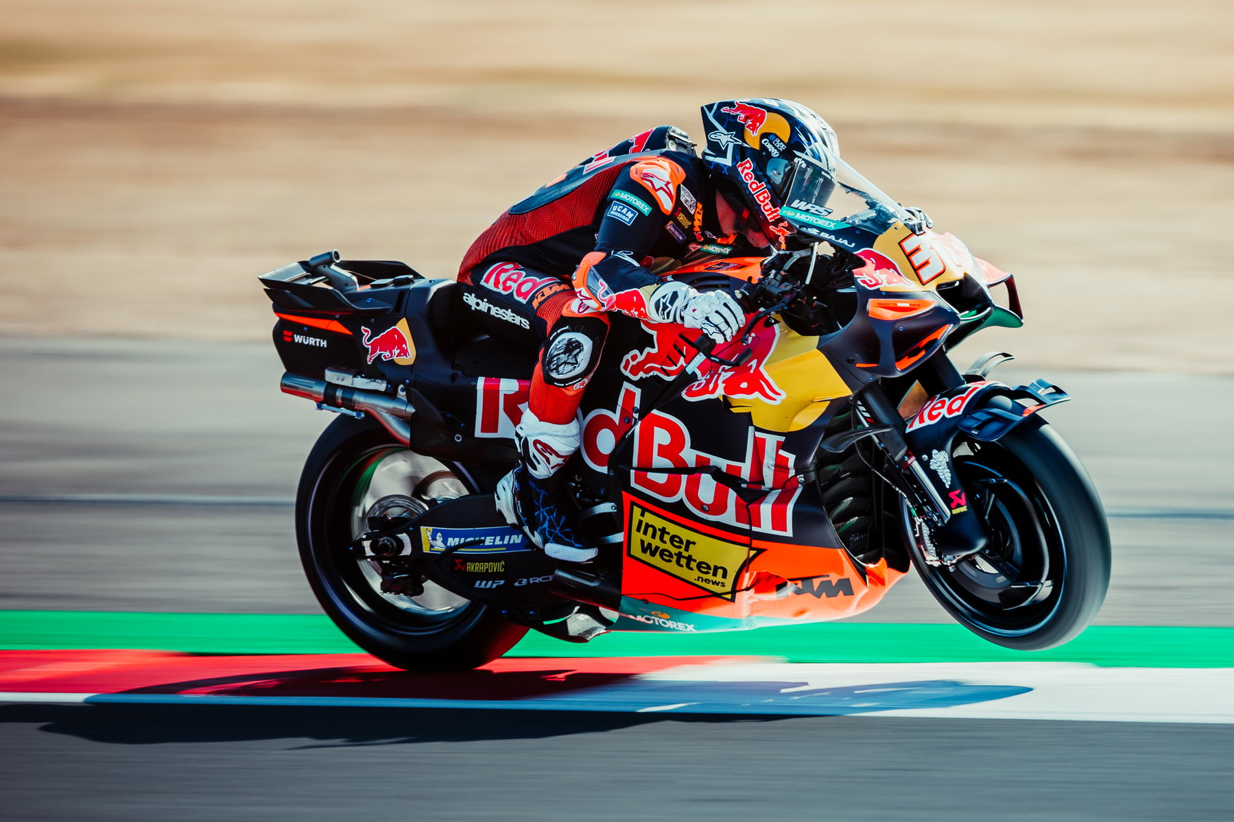 Acosta nach Platz fünf in Silverstone: Zwei Forderungen an KTM 1 Pedro Acosta beschleunigt in Seitenansicht auf der orange-blauen KTM RC16 aus der Kurve – MotoGP Großbritannien GP Silverstone 2026