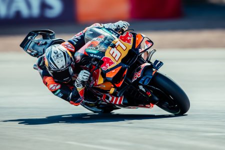 Pedro Acosta in Schräglage auf der KTM RC16, Startnummer 37 auf der Frontverkleidung – MotoGP Großbritannien GP Silverstone 2026