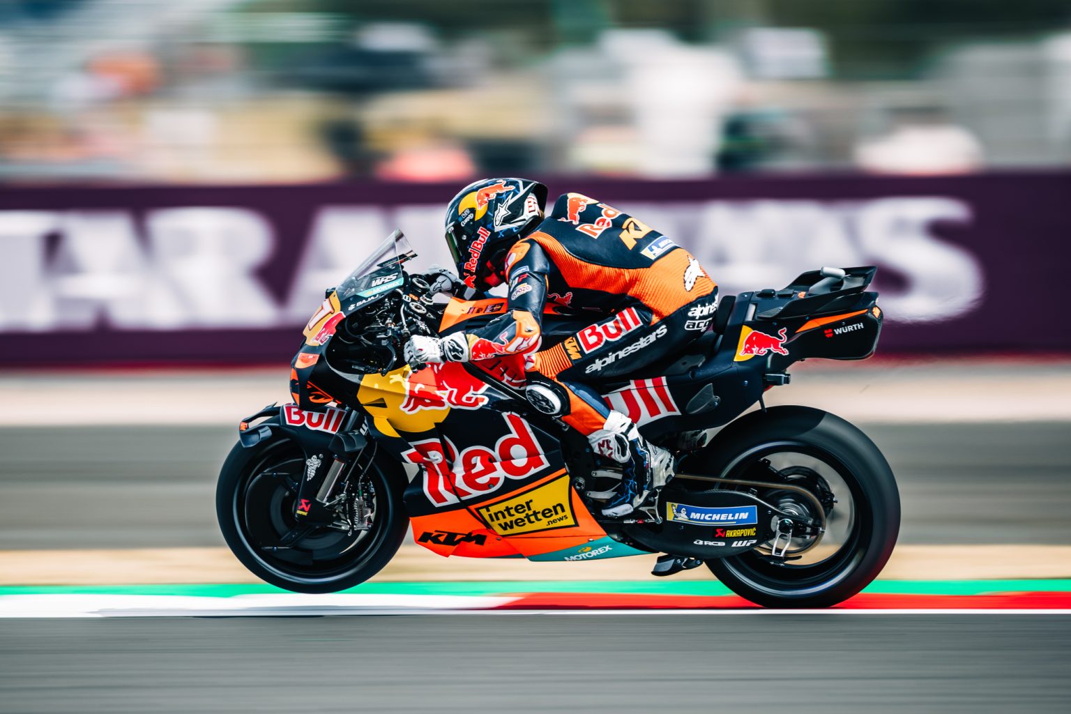 Pedro Acosta ohne Freunde im Fahrerlager: Was Ducati 2027 erwartet Pedro Acosta auf der KTM RC16 in Seitenansicht vor der Qatar-Airways-Bande – MotoGP Großbritannien GP Silverstone 2026