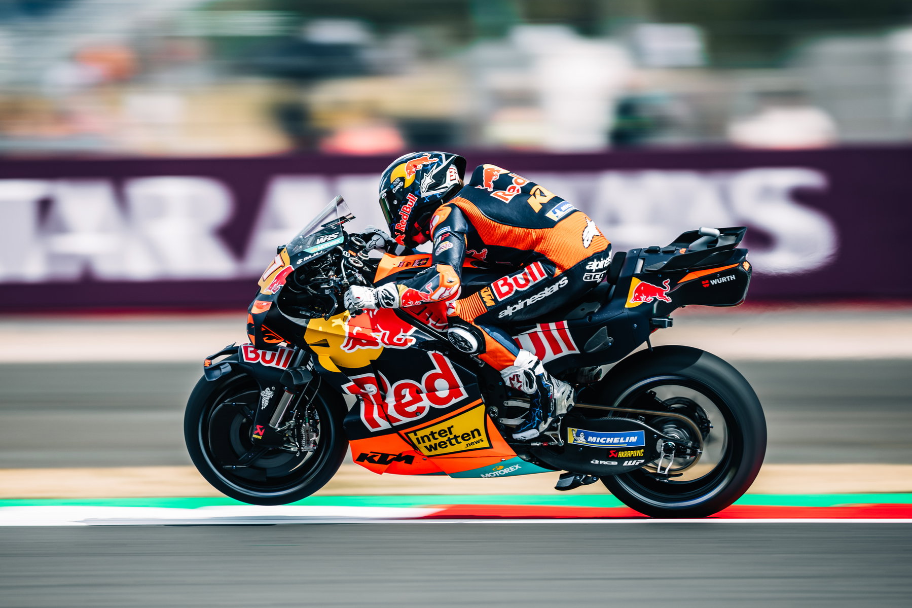 Acosta nach Platz fünf in Silverstone: Zwei Forderungen an KTM 6 Pedro Acosta auf der KTM RC16 in Seitenansicht vor der Qatar-Airways-Bande – MotoGP Großbritannien GP Silverstone 2026