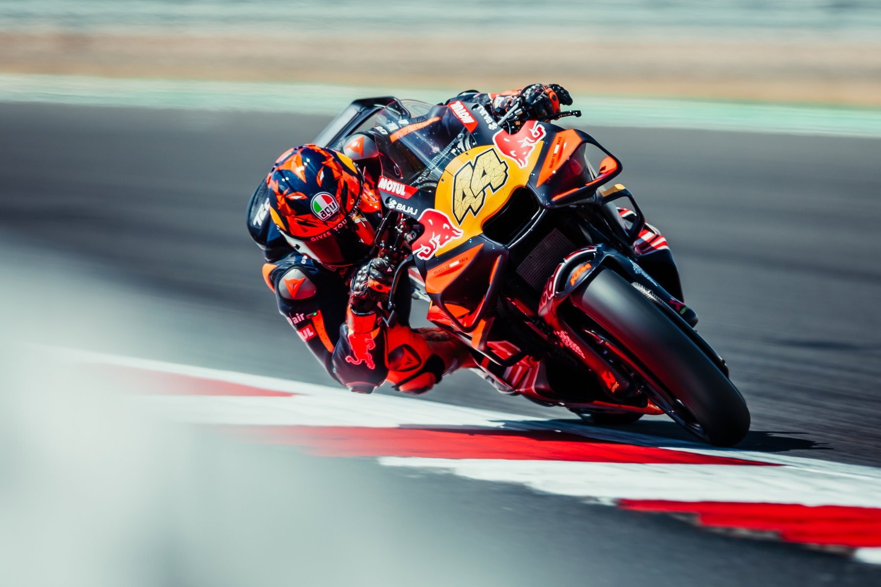 MotoGP 850er: Steiner erwartet erst Rückschritt, dann den Fortschritt 3 Pol Espargaro mit der Startnummer 44 in Frontansicht am Kurveneingang auf der KTM RC16 – MotoGP Großbritannien GP Silverstone 2026