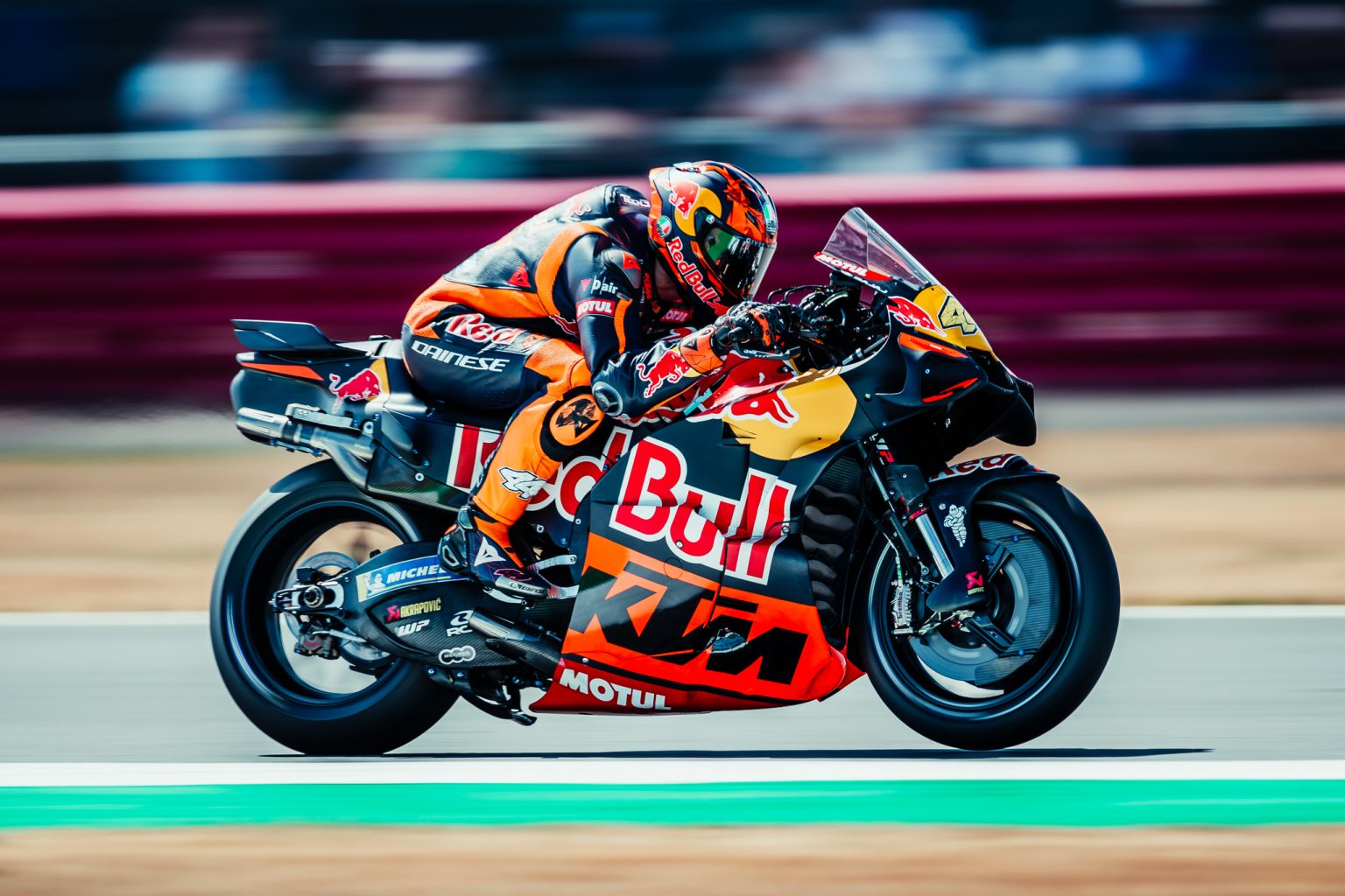 MotoGP 850er: Steiner erwartet erst Rückschritt, dann den Fortschritt Pol Espargaro beschleunigt mit leicht steigendem Vorderrad auf der Red Bull KTM RC16 – MotoGP Großbritannien GP Silverstone 2026