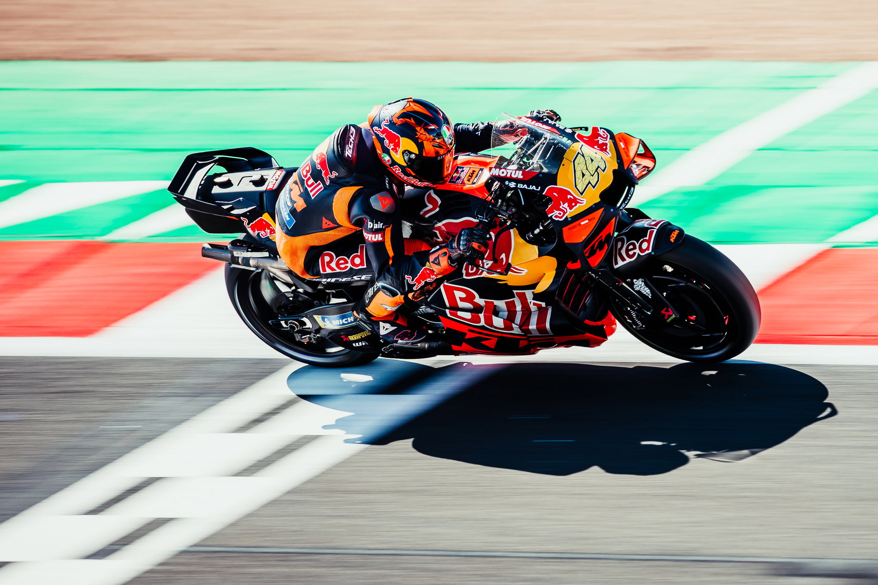 MotoGP 850er: Steiner erwartet erst Rückschritt, dann den Fortschritt 6 Pol Espargaro auf der KTM RC16 in Seitenansicht über dem Randstein, Schatten auf der Strecke – MotoGP Großbritannien GP Silverstone 2026