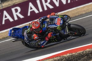 Fabio Quartararo mit der Startnummer 20 auf der Yamaha YZR-M1 vor der Qatar-Airways-Bande – MotoGP Großbritannien GP Silverstone 2026