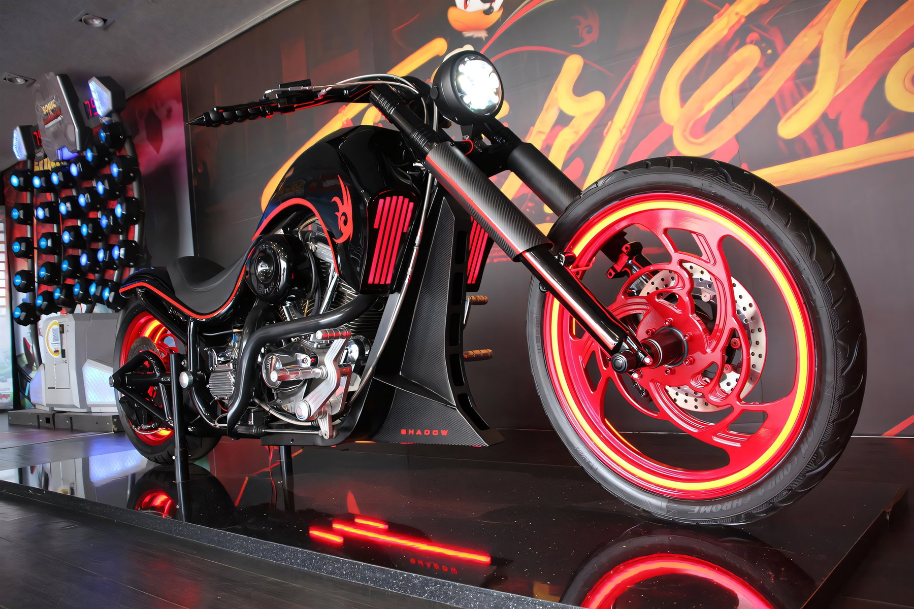 Sega spendet Dark Rider: Guintoli versteigert Sonic-Bike für Stiftung 1 Dark Rider Custombike in Dreiviertelansicht auf der Ausstellungsbühne mit rot beleuchtetem Vorderrad und 'Fearless'-Schriftzug im Hintergrund