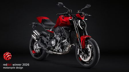 Ducati Monster wins Red Dot Award 2026: what mattered to the jury Ducati Monster 2026 in Ducati Red – Studioaufnahme schräg von vorn rechts mit rundem LED-Scheinwerfer, bisonförmigem Tank, einteiliger Sitzbank und Red Dot Winner 2026 Logo