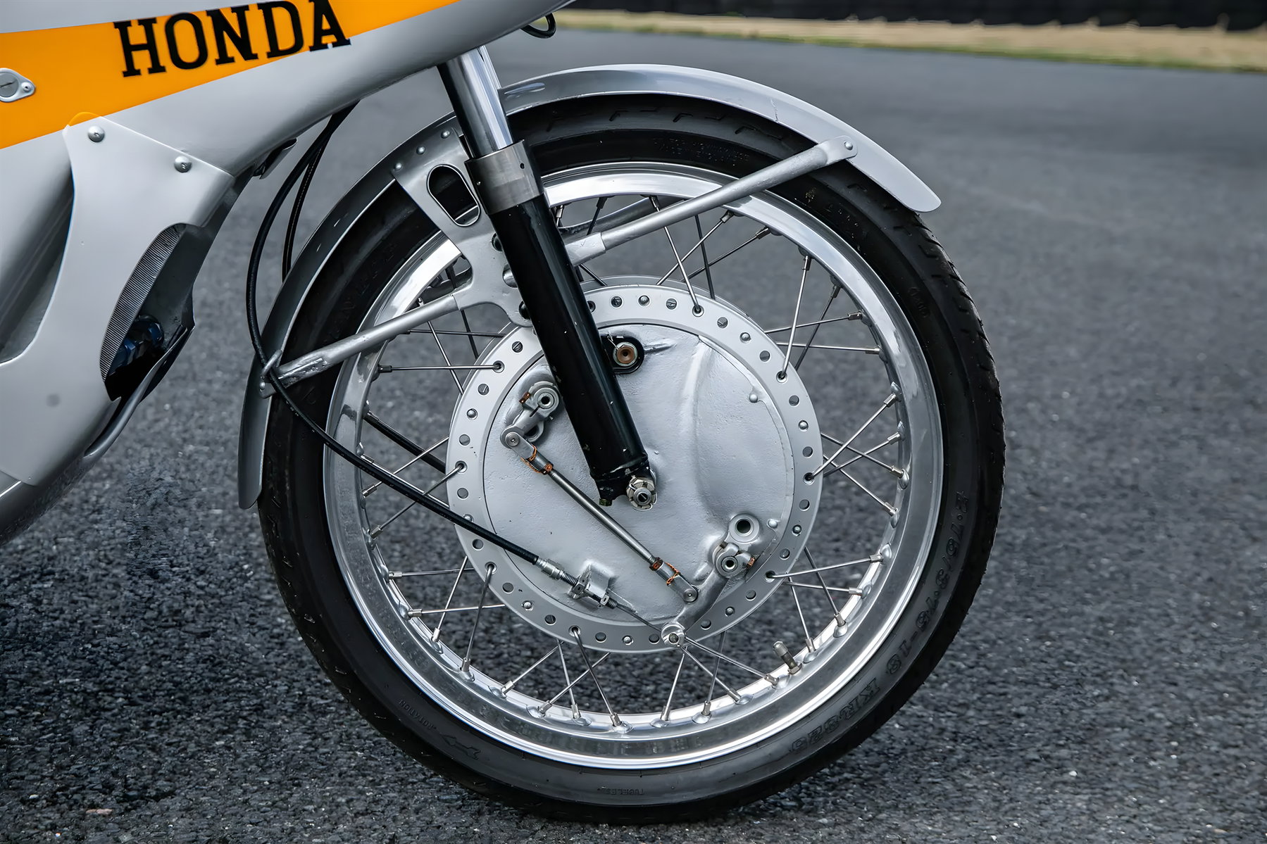 Hailwoods Honda RC173 kommt unter den Hammer: Rekordpreis in Sichtweite 7 Nahaufnahme der Duplex-Trommelbremse im Vorderrad der Honda RC173 mit Speichenrad und Telegabel