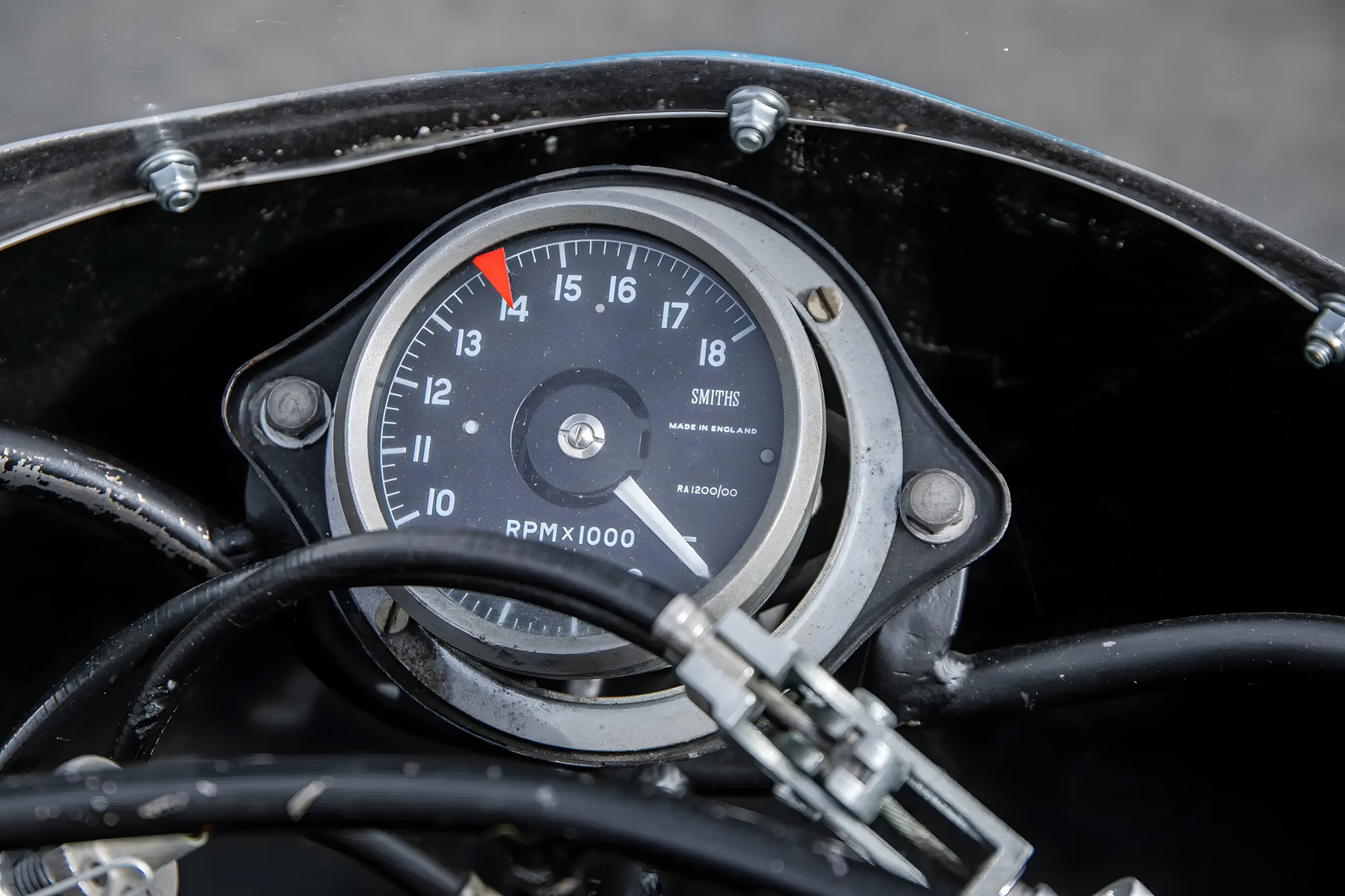 Hailwoods Honda RC173 kommt unter den Hammer: Rekordpreis in Sichtweite 6 Cockpit der Honda RC173 mit analogem Smiths-Drehzahlmesser, Skala bis 18000 Umdrehungen pro Minute, montiert in der Verkleidung