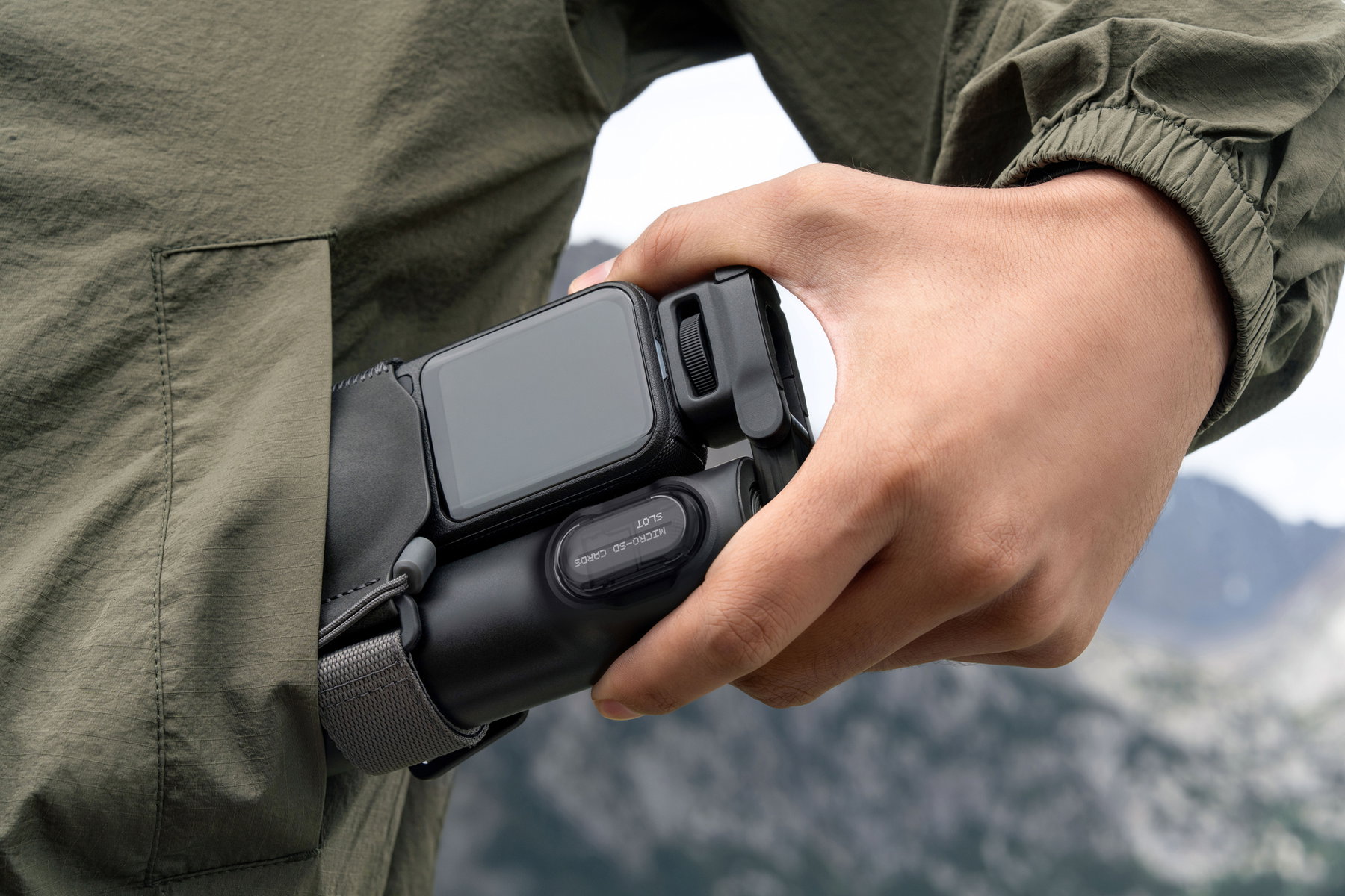Insta360 X6 ab 699 Euro: Was die 8K-Kamera Motorradfahrern bringt 7 Insta360 X6 in Schwarz – Detailaufnahme der Kamera mit Griffzubehör in der Hand, Display mit Aufnahmemodus sichtbar