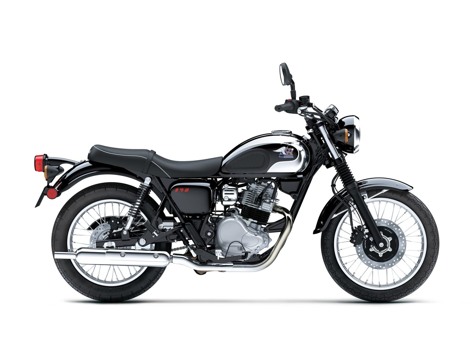 Meguro S1 und W230 bleiben 2027: Kawasaki bietet nur noch Ebony Kawasaki Meguro S1 2027 in Ebony – Seitenansicht des Retro-Einzylinders mit verchromtem Tank, Meguro-Emblem, Chromauspuff und Speichenrädern vor weißem Studiohintergrund