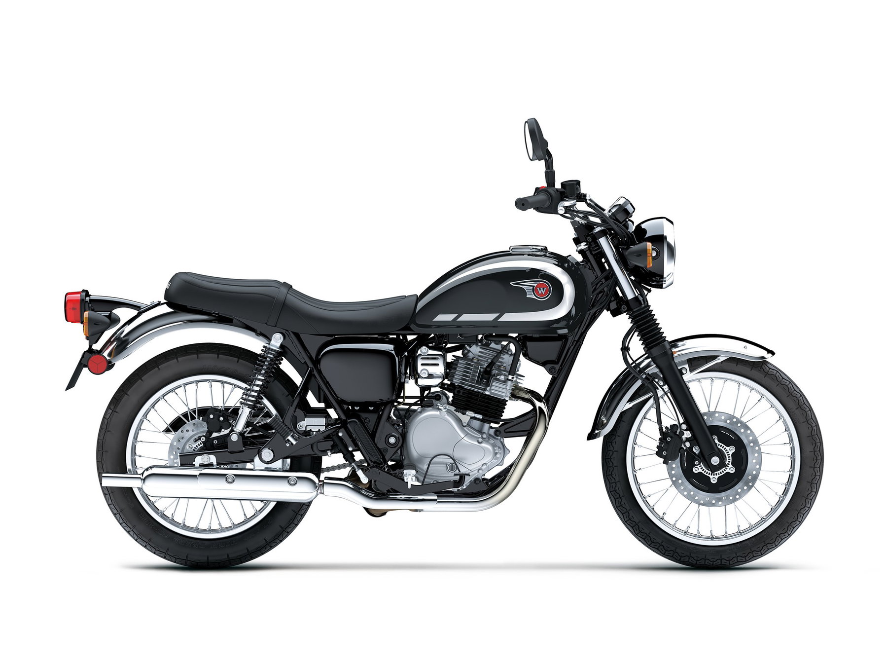 Kawasaki W230 2027 in Ebony – Seitenansicht des Retro-Einzylinders mit verchromtem Tank, W-Emblem, Chromauspuff und Speichenrädern vor weißem Studiohintergrund