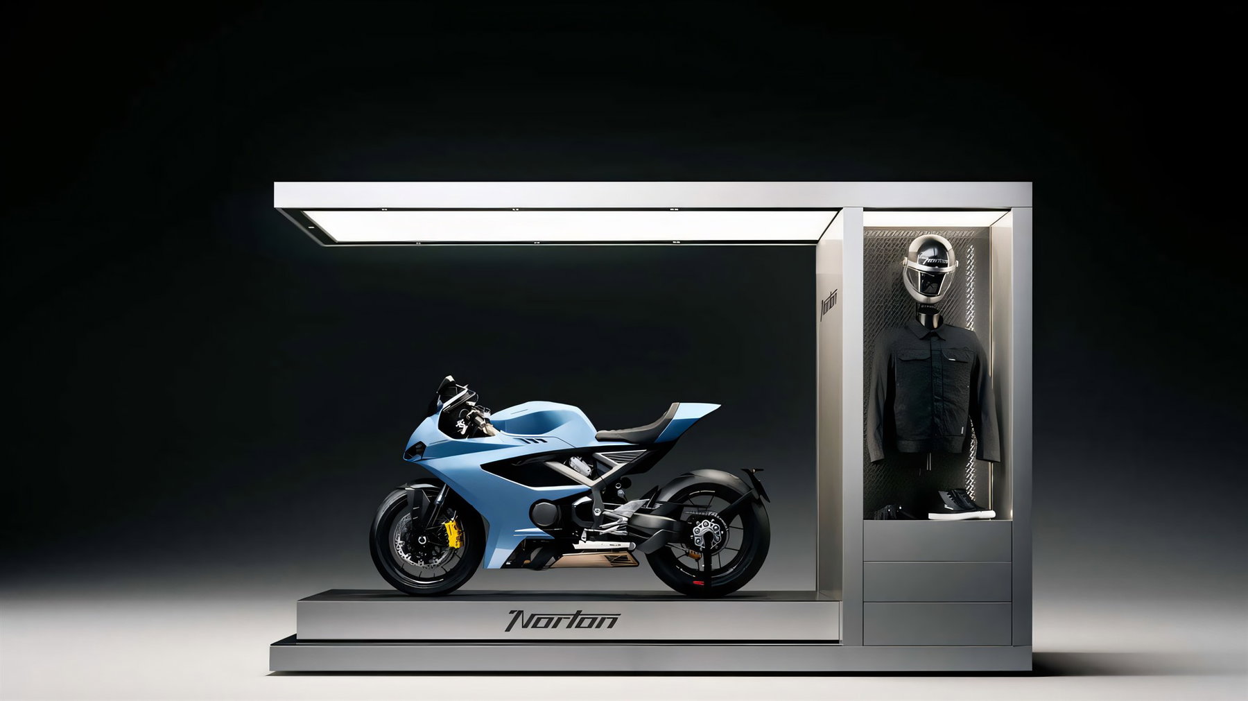 Norton overhauls dealer network: showroom concept from 50 square metres 1 Norton Showroom-Konzept (2026) – Seitenansicht des kompletten Kojen-Moduls mit Motorrad auf Norton-beschrifteter Plattform und angrenzender Merchandise-Vitrine