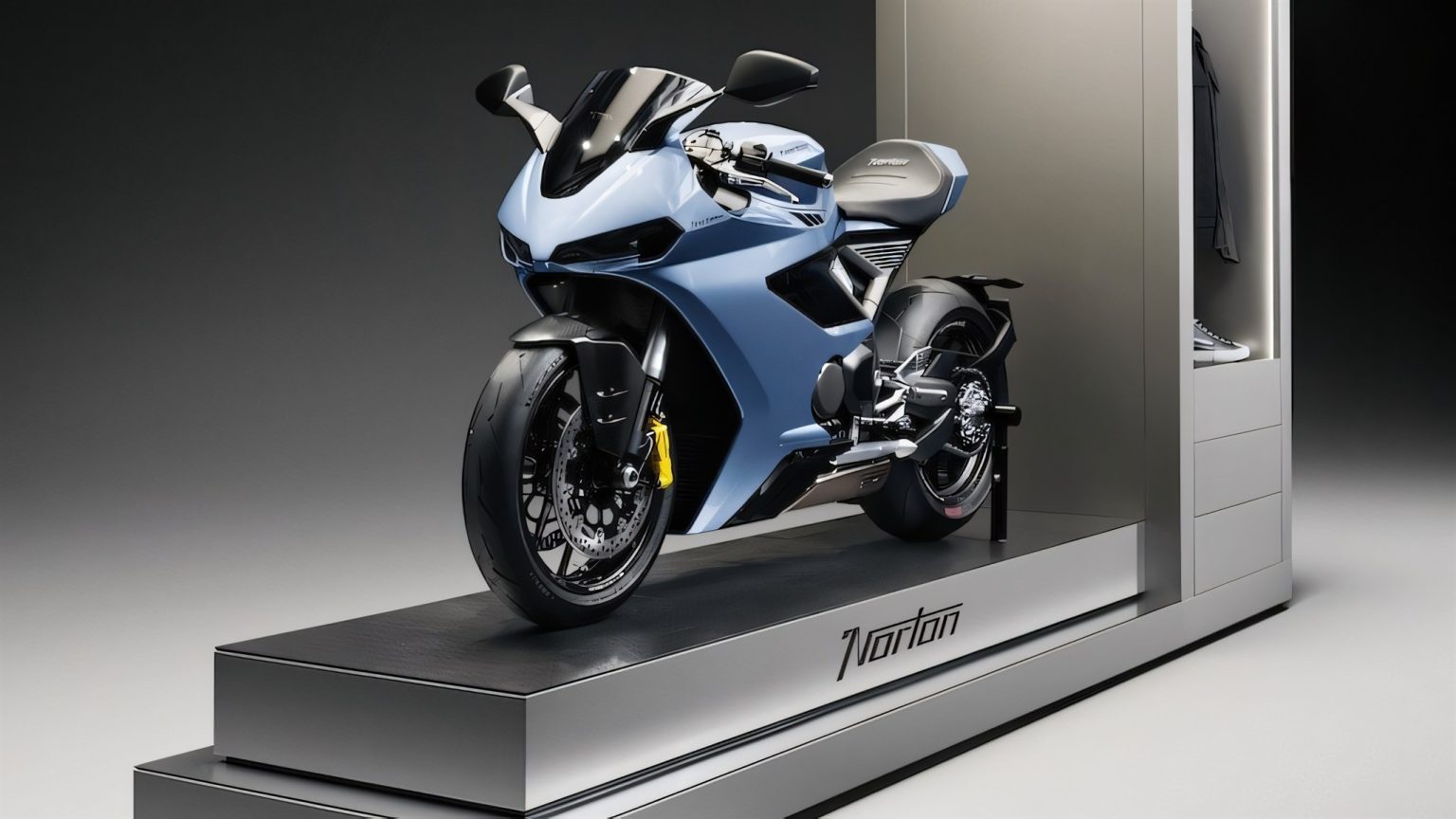 Norton Showroom-Konzept (2026) – weite Seitenansicht des gesamten Moduls mit Norton-Schriftzug auf der Bodenplattform und Merchandise-Kabinett am rechten Rand