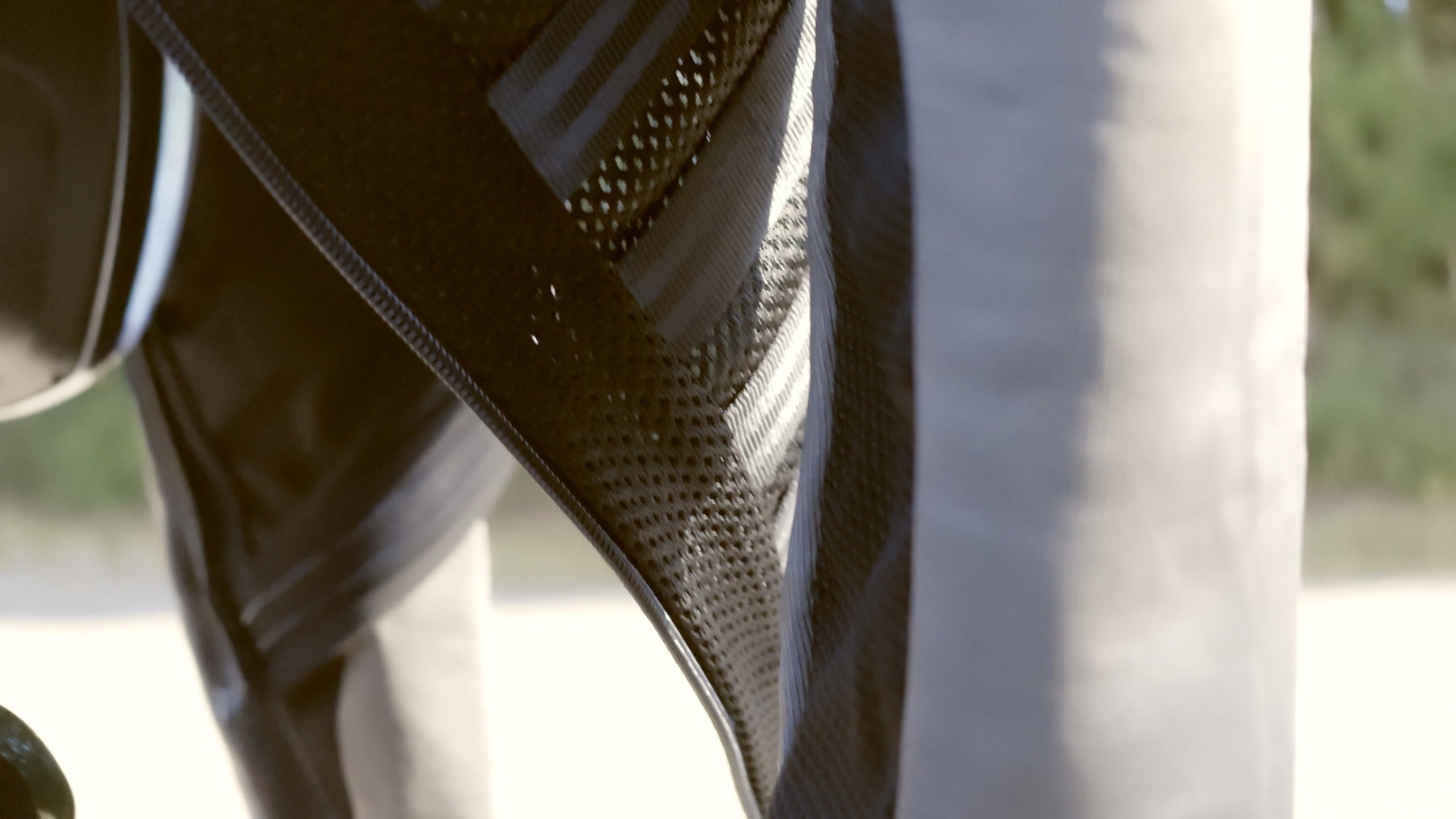 Pando Moto Commando UH und Skin UH 03: Schutzkleidung, die niemand sieht 6 Pando Moto Skin UH 03 am stehenden Fahrer – heller Beinabschluss über schwarzem Motorradstiefel, seitlich der dunkle Mesh-Einsatz