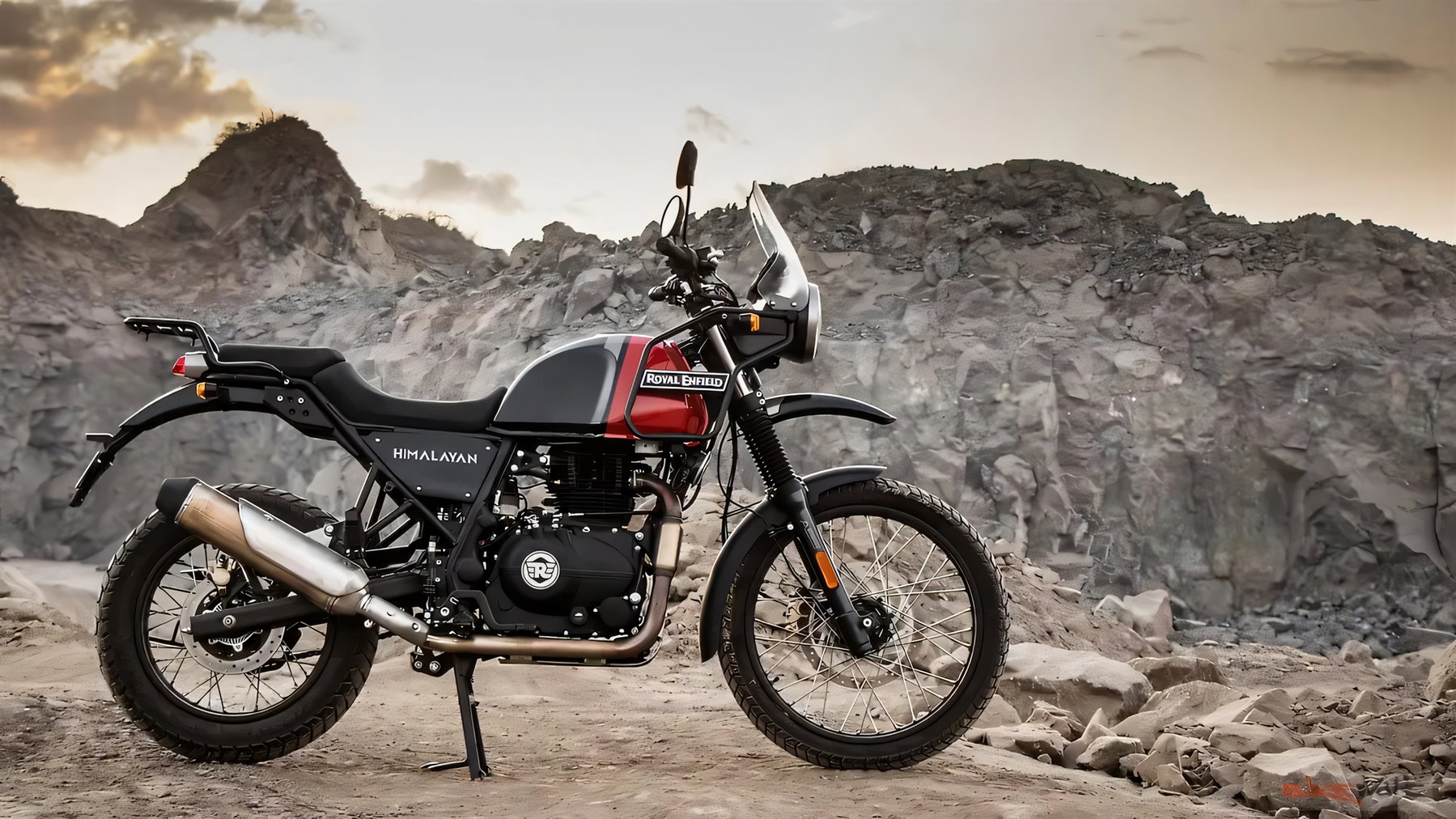 Royal Enfield Himalayan 440: the air-cooled 411 returns in September 1 Royal Enfield Himalayan in Rot-Schwarz auf einem Geröllfeld vor Bergkulisse in der Abenddämmerung
