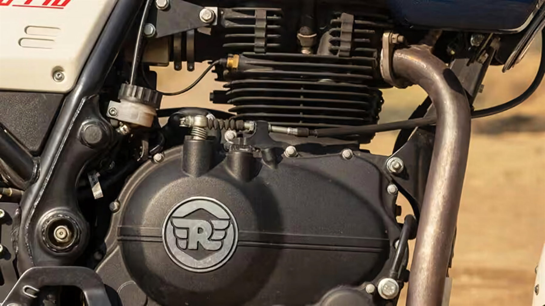 Royal Enfield Himalayan 440: the air-cooled 411 returns in September 2 Detailansicht des luftgekühlten Einzylindermotors LS440 mit Kühlrippen und Lichtmaschinendeckel mit Royal-Enfield-Flügel-Logo