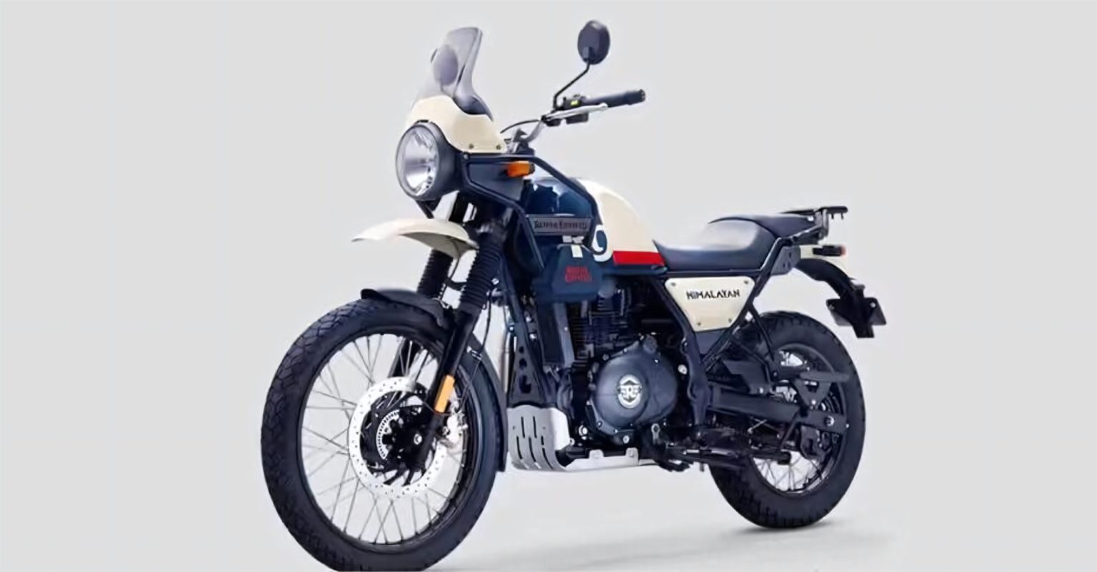 Royal Enfield Himalayan 440: the air-cooled 411 returns in September Royal Enfield Himalayan in Creme-Weiß mit Navyblau, Frontdreiviertelansicht vor grauem Studiohintergrund – vermutlich Pressefoto des aktuellen Himalayan-450-Modells, von Moto.it als Illustrationsbild zum Artikel verwendet