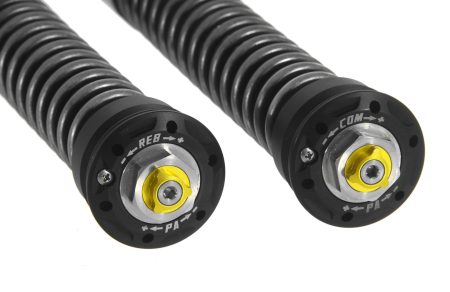 Touratech Suspension Open Cartridge Kit für KOVE 800X Pro – Detailaufnahme der beiden Gabelkartuschen mit schwarz eloxierten Verstellköpfen, gelben Einstellrädern und Markierungen für Zugstufe REB, Druckstufe COM und Vorspannung PA