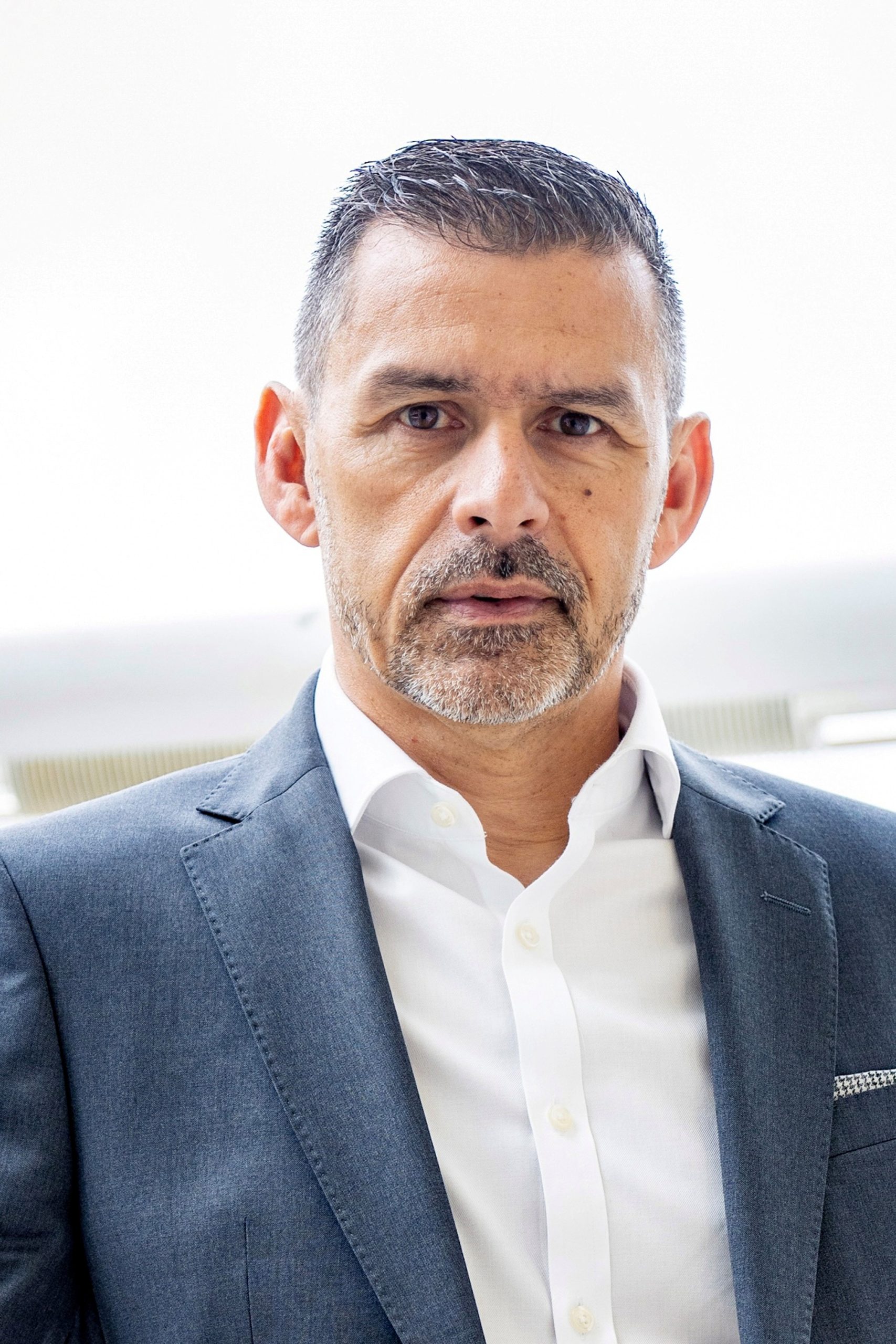 Triumph trennt Vertrieb und Marketing: BMW-UK-Chef George kommt 3 David George, neuer Chief Sales Officer von Triumph Motorcycles – Porträt im grauen Sakko mit weißem Hemd vor hellem Hintergrund