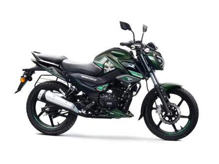 TVS Raider Doctor Doom Edition 2026 - Seitenansicht rechts in dunkelgruener Spectral-Green-Lackierung mit silbernem Doctor-Doom-Totenkopfemblem auf dem Tank, Studioaufnahme auf weissem Hintergrund