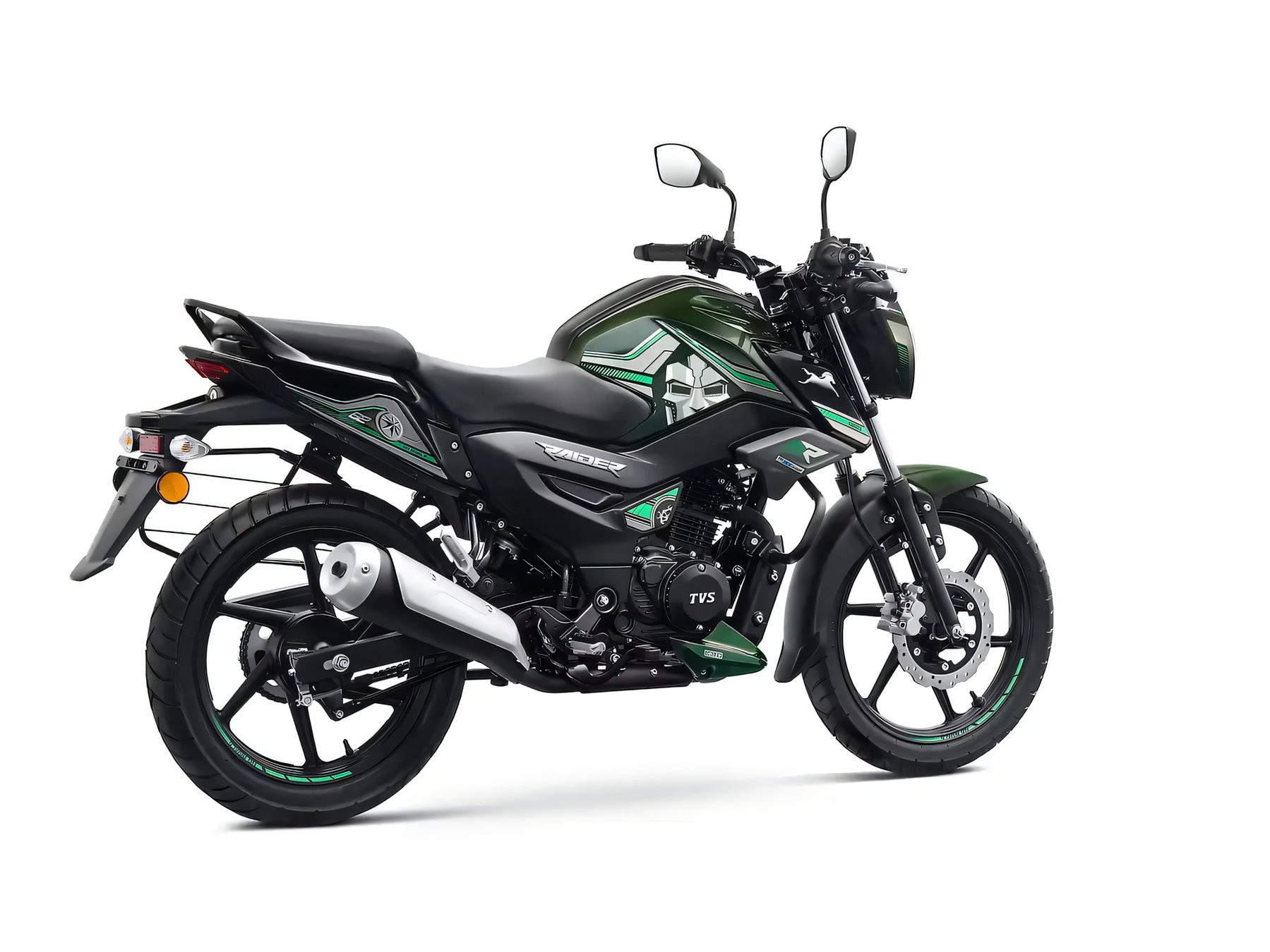 TVS Raider Doctor Doom: Marvel-Bösewicht statt Superheld auf dem 125er 6 TVS Raider Doctor Doom Edition 2026 - Ansicht von schraeg hinten rechts mit Doppelsitzbank, Gepaecktraeger und gruen abgesetzten Felgenringen, Studioaufnahme auf weissem Hintergrund