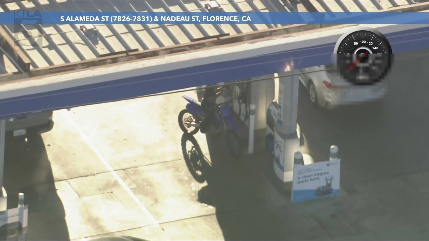 Dirtbike-Verfolgungsjagd in Los Angeles: Am Ende fehlte die Waffe 3 Dirtbike steht unter dem Vordach einer Tankstelle an einer Zapfsäule, im Hintergrund ein parkendes Auto mit unkenntlich gemachtem Kennzeichen