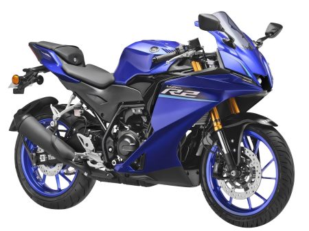Yamaha YZF-R2 in Racing Blue mit blauen Felgen, Studioaufnahme rechte Seite schraeg von vorne