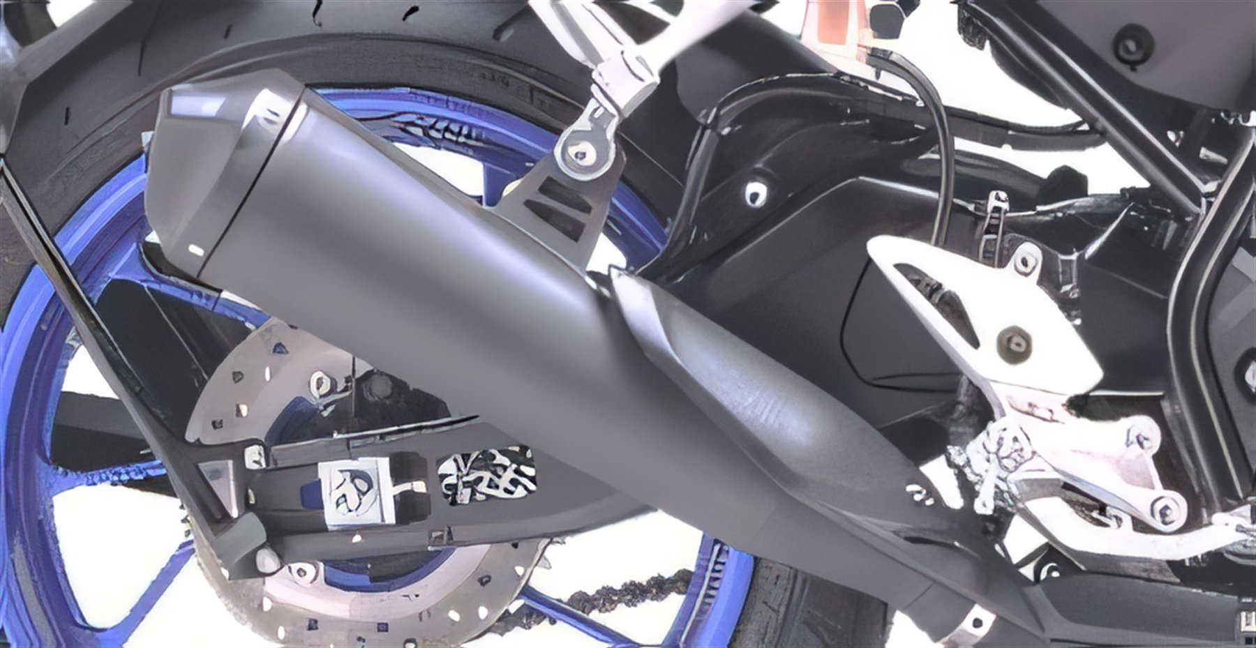 Yamaha R2 startet in Indien: Was das für den Europa-Markt bedeutet 3 Yamaha YZF-R2, schwarzer Endschalldaempfer und blau eloxierte Kettenantriebseinheit, Detailaufnahme Heckbereich