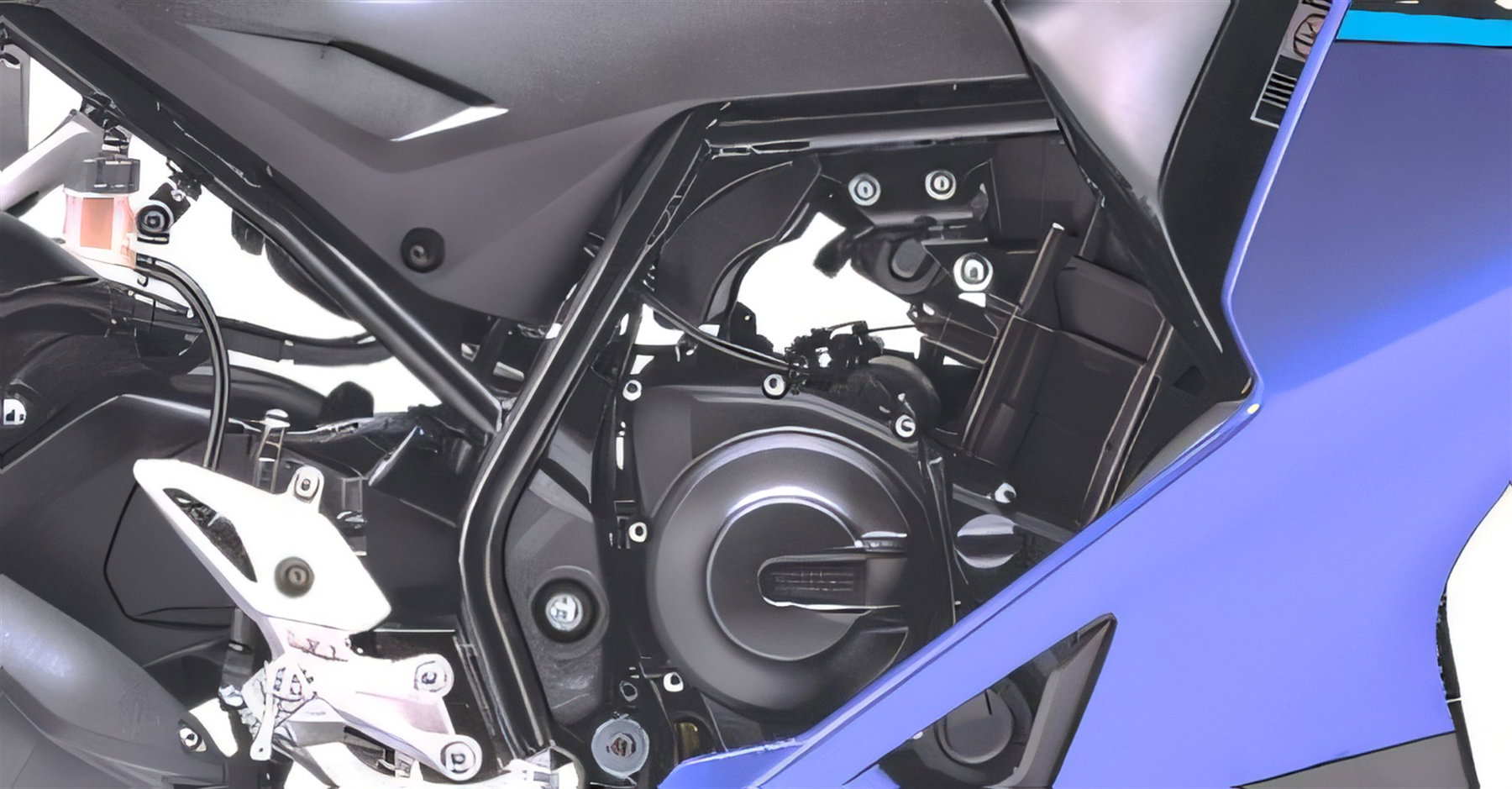Yamaha R2 startet in Indien: Was das für den Europa-Markt bedeutet 1 Yamaha YZF-R2, freiliegender 204-ccm-Einzylindermotor mit Kuehlrippen, Detailaufnahme am Rahmen