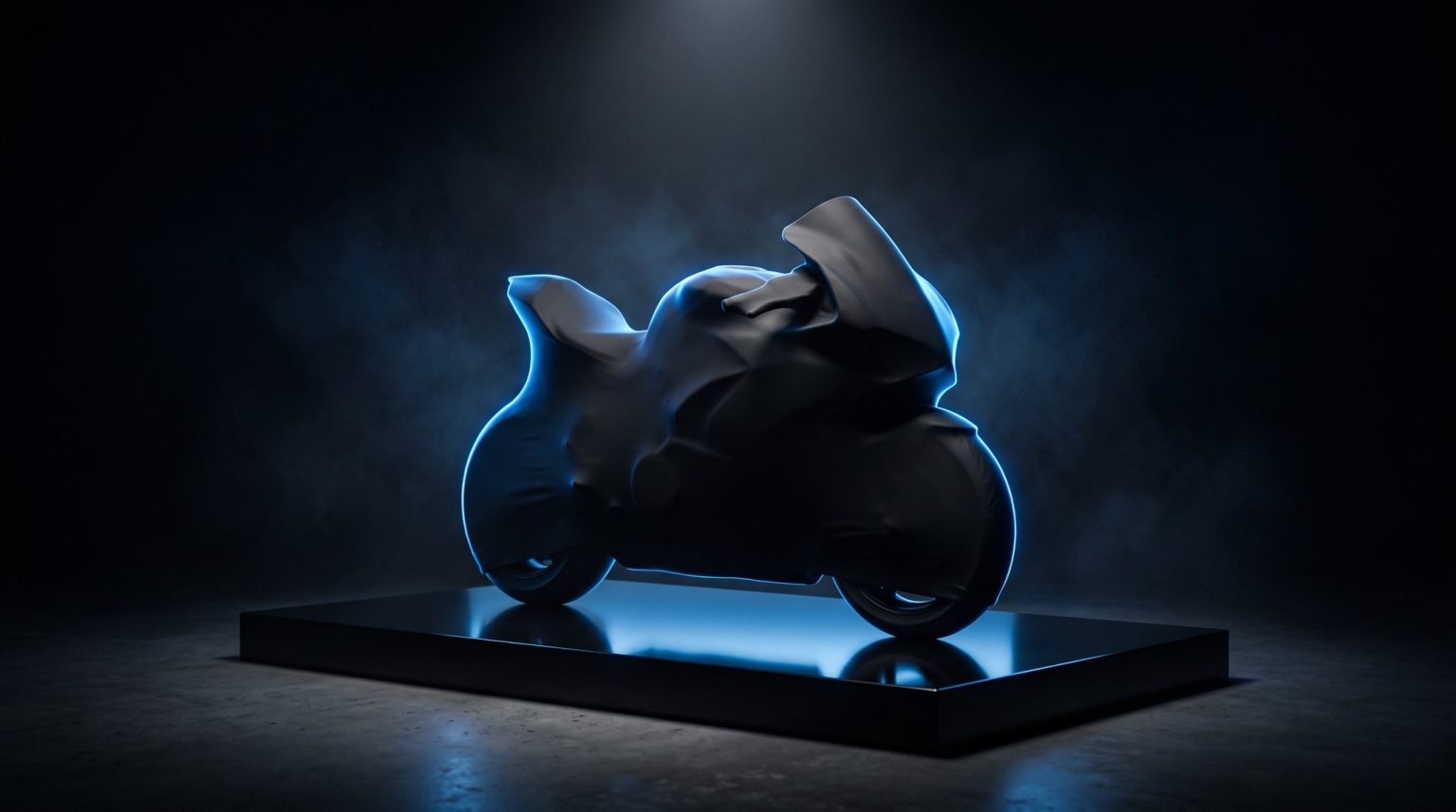 Verhuellte Sportmotorrad-Silhouette unter schwarzem Tuch auf beleuchtetem Podest im Studio, dramatisches blaues Akzentlicht betont die Konturen - symbolisches KI-Konzeptbild zur bevorstehenden Yamaha R2 Enthuellung, kein offizielles Pressefoto.