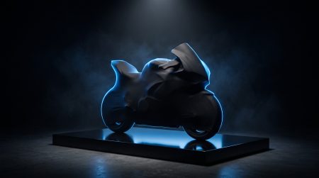 Verhuellte Sportmotorrad-Silhouette unter schwarzem Tuch auf beleuchtetem Podest im Studio, dramatisches blaues Akzentlicht betont die Konturen - symbolisches KI-Konzeptbild zur bevorstehenden Yamaha R2 Enthuellung, kein offizielles Pressefoto.