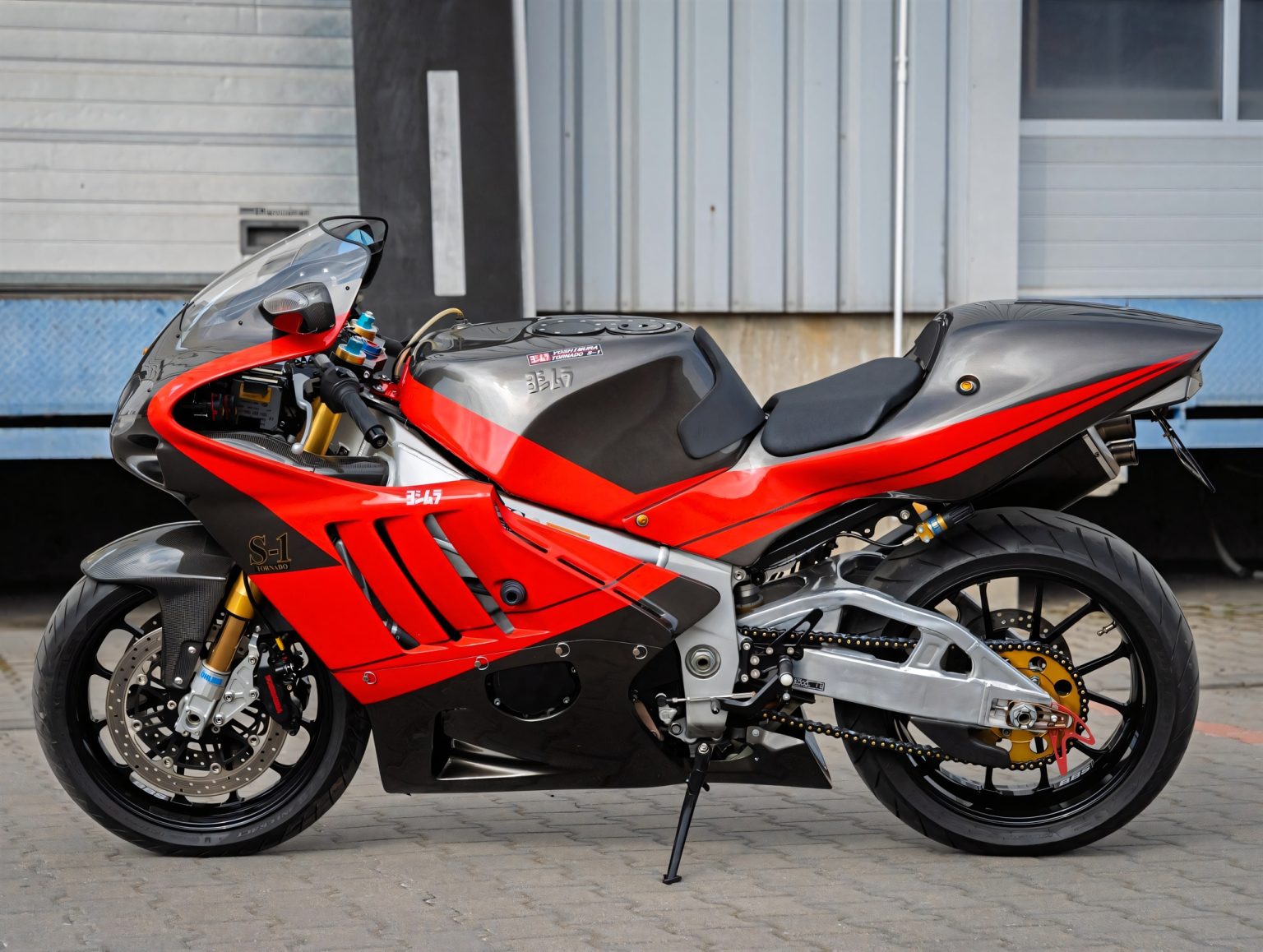 Yoshimura Tornado S-1 zu verkaufen: 40.000 Euro für eines von 50 Yoshimura Tornado S-1 – Klassische Seitenansicht mit silbern-rotem Tank, goldener Gabel und japanischen Schriftzeichen (Poland-Exemplar Nr. 21)