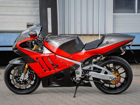 Yoshimura Tornado S-1 – Klassische Seitenansicht mit silbern-rotem Tank, goldener Gabel und japanischen Schriftzeichen (Poland-Exemplar Nr. 21)