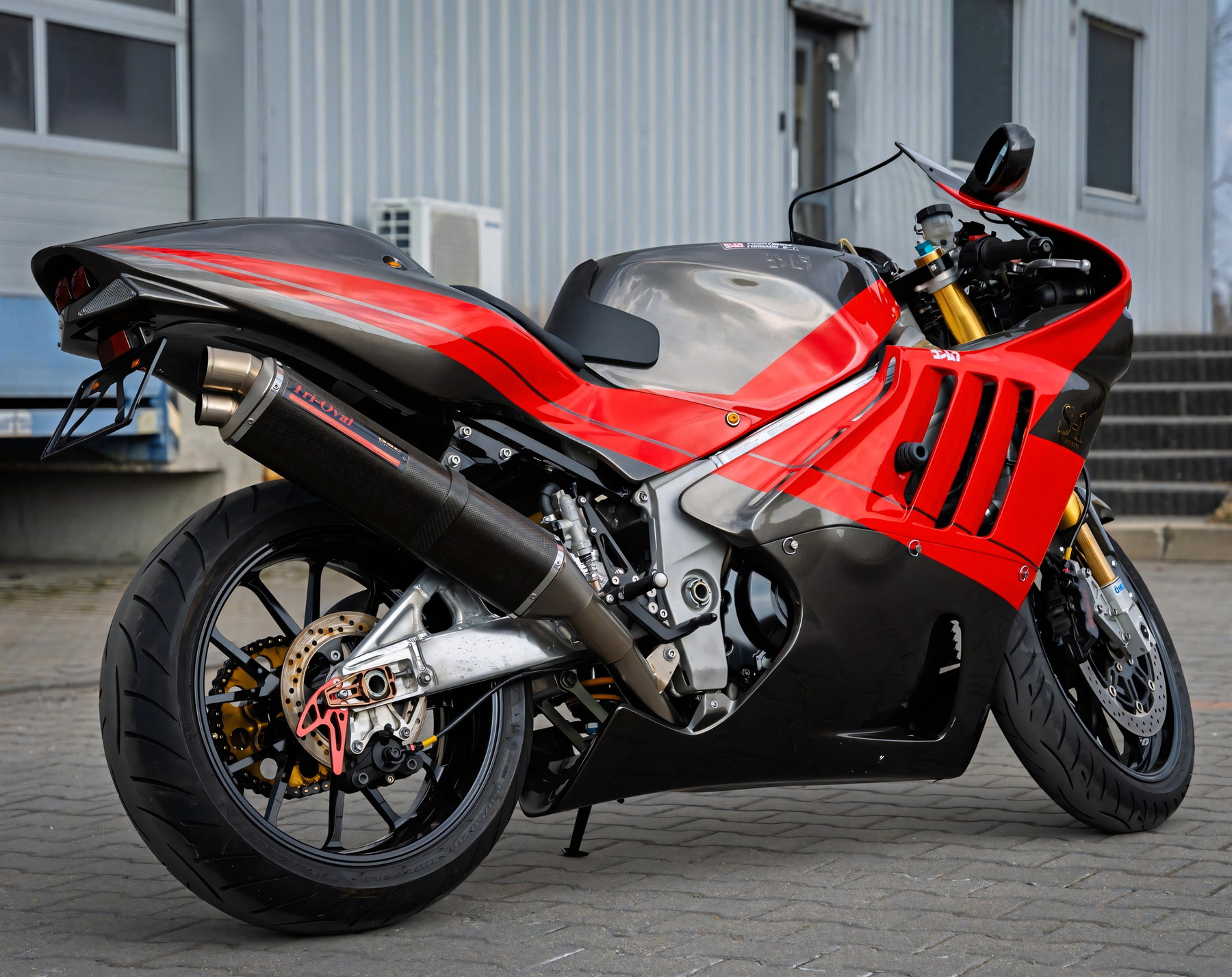 Yoshimura Tornado S-1 zu verkaufen: 40.000 Euro für eines von 50 1 Yoshimura Tornado S-1 – Komplette Seitenansicht mit 'S-1 Tornado'-Logo am Bug und Tri-Oval-Auspuff (Poland-Exemplar Nr. 21)