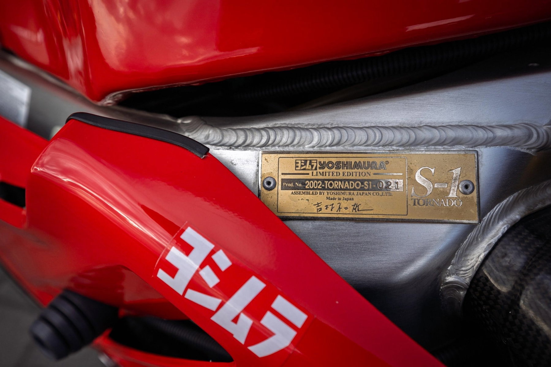 Yoshimura Tornado S-1 zu verkaufen: 40.000 Euro für eines von 50 7 Yoshimura Tornado S-1 – Typenschild-Nahaufnahme: goldenes Yoshimura-Limited-Edition-Schild mit Produktionsnummer '2002-TORNADO-S1-021' und handschriftlicher Signatur (Poland-Exemplar Nr. 21)