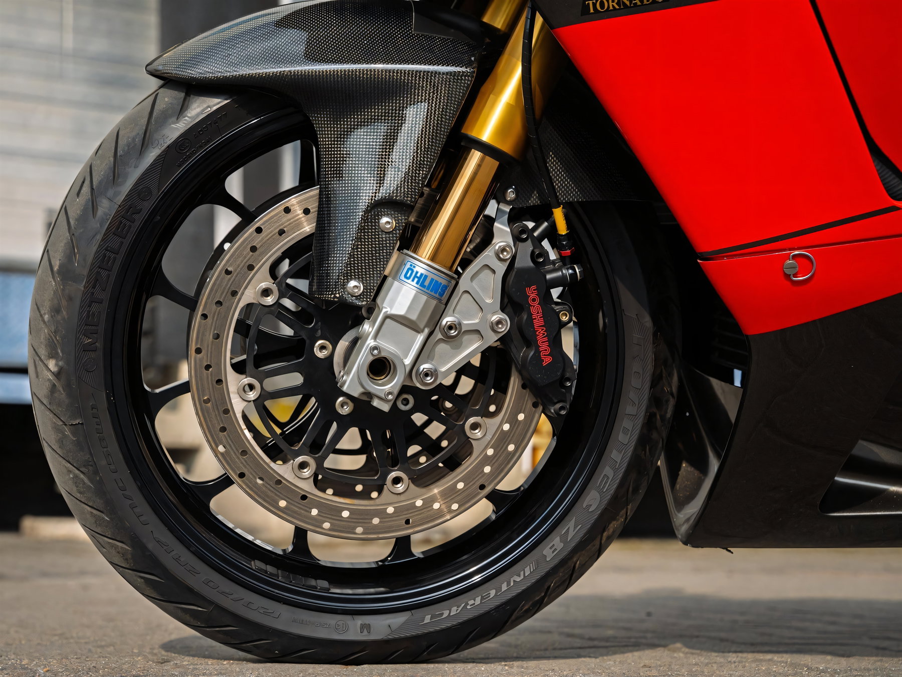 Yoshimura Tornado S-1 zu verkaufen: 40.000 Euro für eines von 50 3 Yoshimura Tornado S-1 – Vorderrad-Bremsanlage im Detail mit goldener Öhlins-Gabel und rot beschriftetem Yoshimura-Bremssattel (Poland-Exemplar Nr. 21)