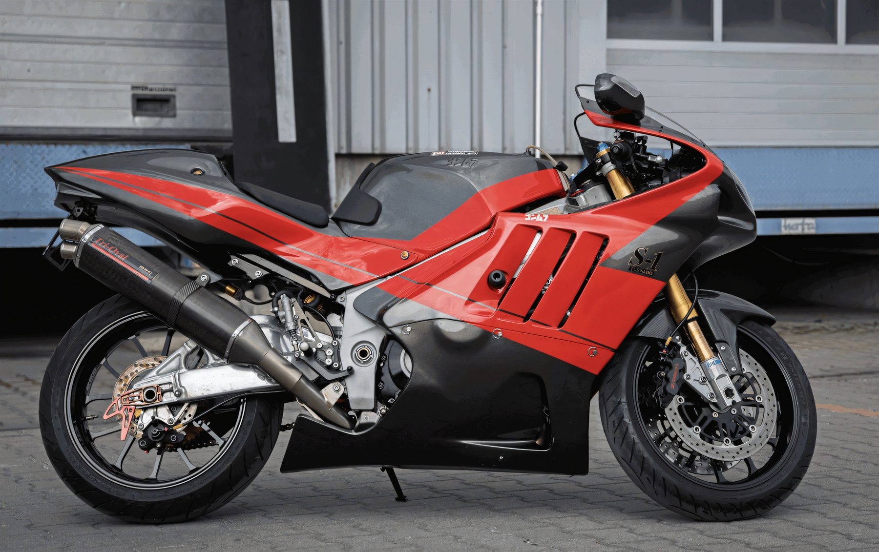 Yoshimura Tornado S-1 zu verkaufen: 40.000 Euro für eines von 50 6 Yoshimura Tornado S-1 – Komplette Seitenansicht vor Industriegebäude, Screenshot der aktuellen Verkaufsanzeige (Poland-Exemplar Nr. 21)