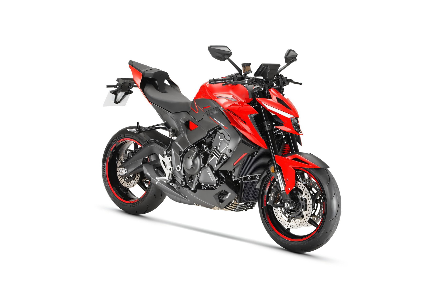 Zontes 703R 2027 - Lava Red, Studioaufnahme von vorne rechts, unverkleidetes Naked-Bike mit sichtbarem Rahmen und schwarzem Heck