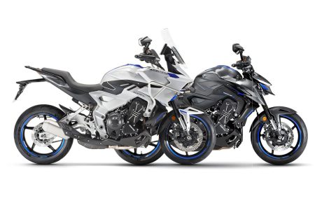 Zontes 703R und 703T kommen: Ride-by-Wire und Tempomat serienmäßig Zontes 703T in Weiss und Zontes 703R in Schwarz-Grau 2027 nebeneinander im Studio, Sport-Tourer und Naked-Bike der 703er-Baureihe im Vergleich