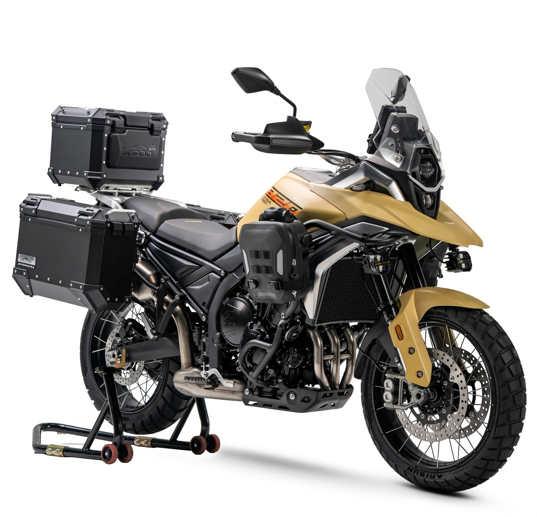 ZXMoto 820 ADV Konzeptstudie von der EICMA 2025 in Sandfarbe, Studioaufnahme mit montiertem Reisegepaeck (Alu-Kofferset und Tankrucksack der Marke Wanderer) - nicht die Serienversion 820X, dient nur zum Vergleich.