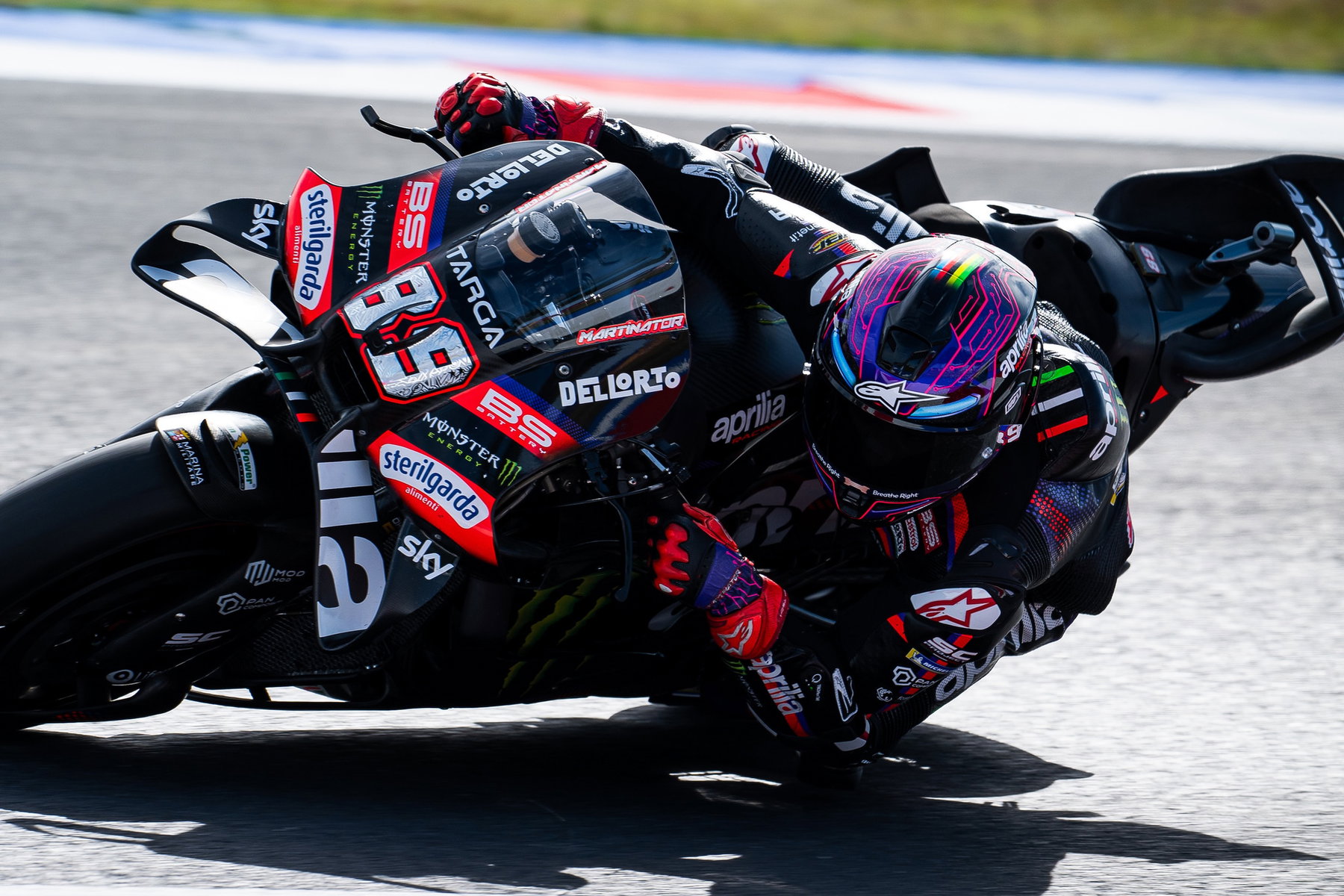 Bezzecchi stürzt in Runde 1: Marc Marquez ist neuer WM-Leader 5 Jorge Martin mit der Startnummer 89 in Schräglage auf der Aprilia RS-GP – MotoGP San-Marino-GP Misano 2026