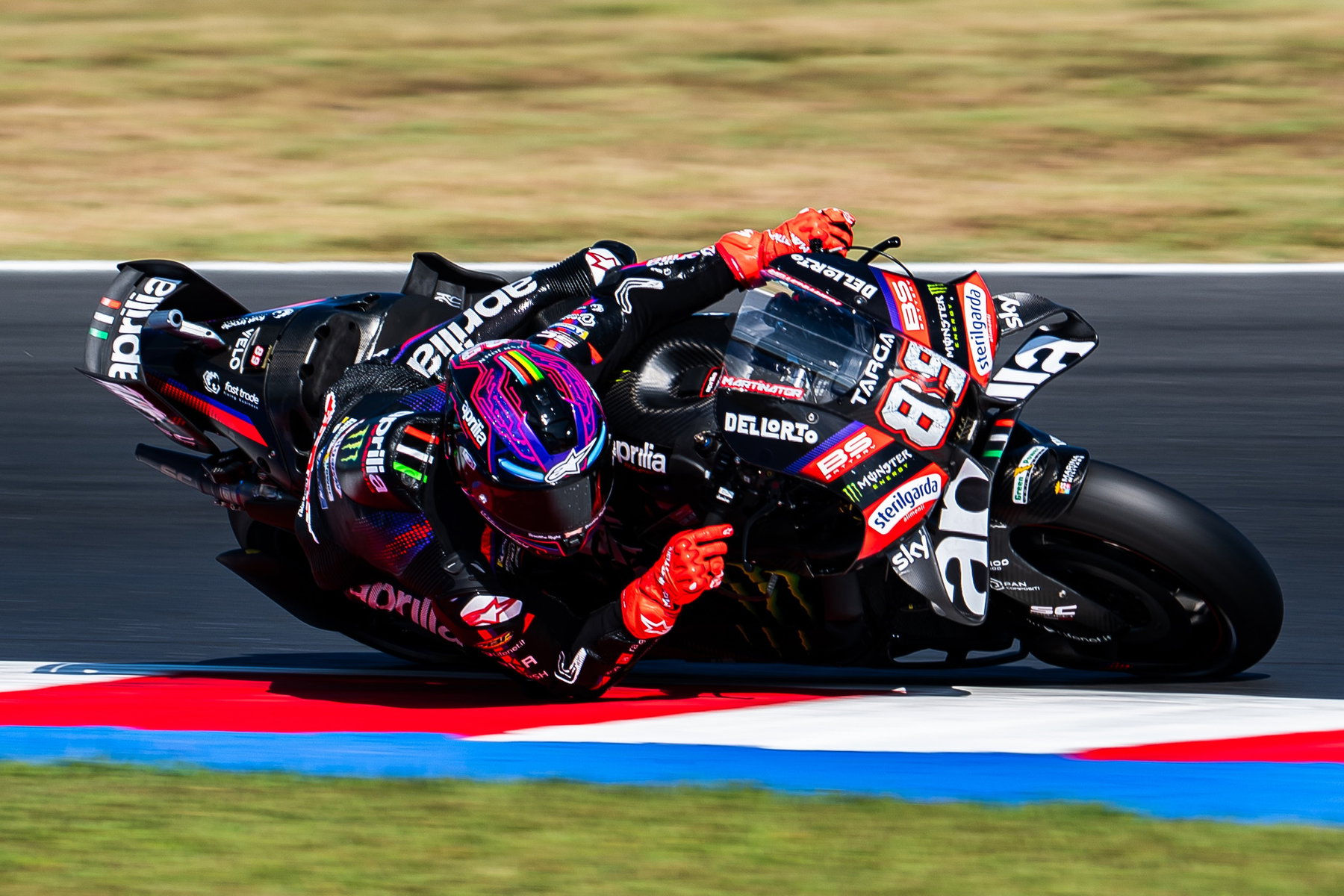 Marquez gewinnt Misano-Sprint: Martins WM-Führung schrumpft auf 14 Punkte 6 Jorge Martin auf der Aprilia RS-GP am Kurvenausgang, Startnummer 89 und Schriftzug Martinator auf der Verkleidung – MotoGP San-Marino-GP Misano 2026
