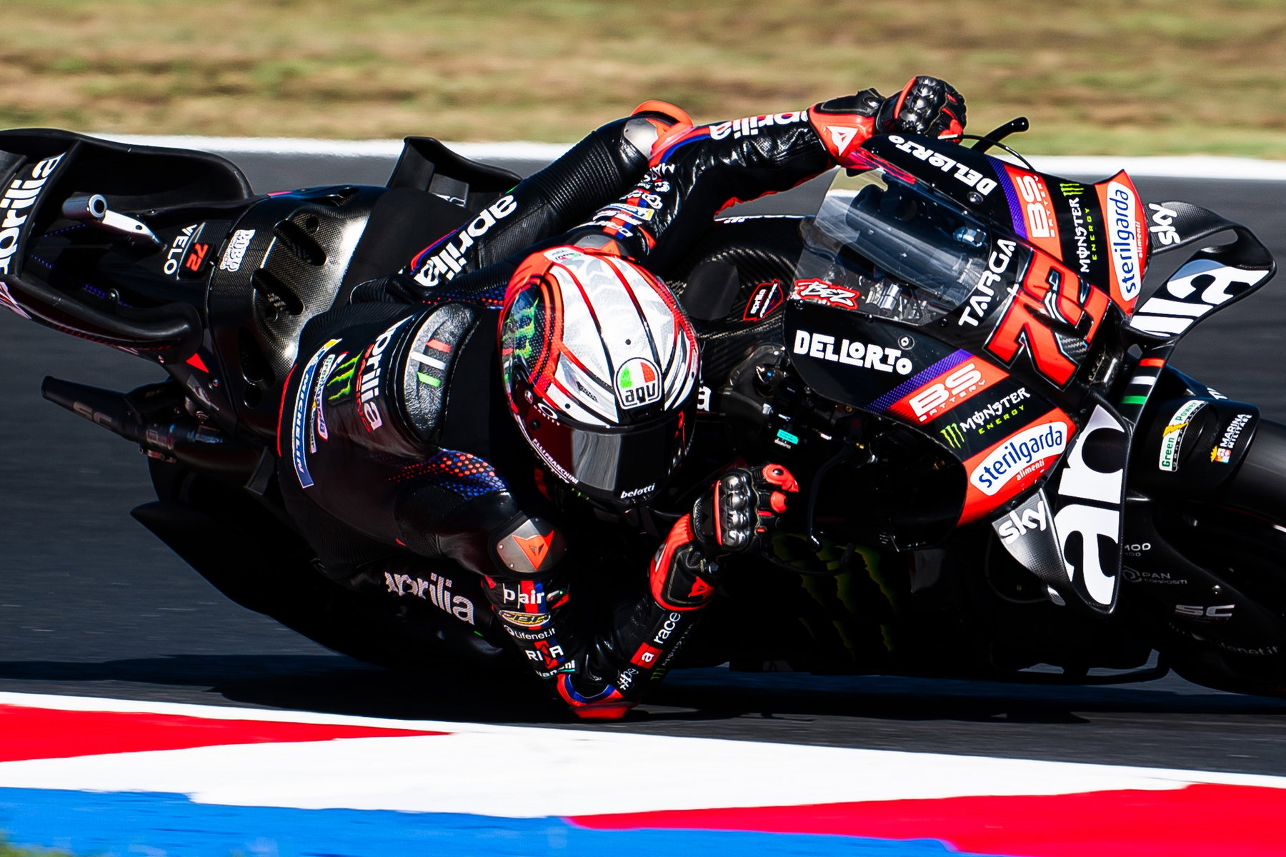Marquez gewinnt Misano-Sprint: Martins WM-Führung schrumpft auf 14 Punkte 3 Marco Bezzecchi in extremer Schräglage auf der schwarzen Aprilia RS-GP mit der Startnummer 72 – MotoGP San-Marino-GP Misano 2026