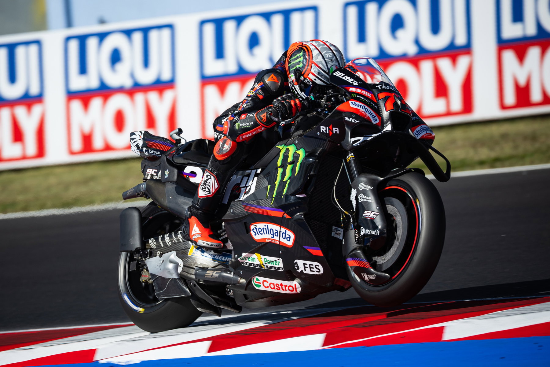 Bagnaia speaks of humiliation: Ducati finds no explanation at Misano 2 Marco Bezzecchi auf der Aprilia RS-GP in Schräglage vor den Streckenbanden von Misano – MotoGP San-Marino-GP 2026