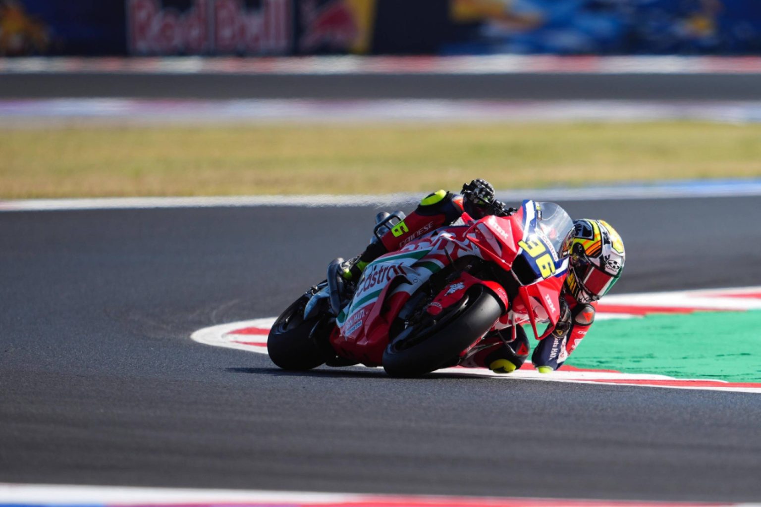 Joan Mir in tiefer Schräglage am Kurvenausgang vor der Red-Bull-Bande – MotoGP San-Marino-GP Misano 2026