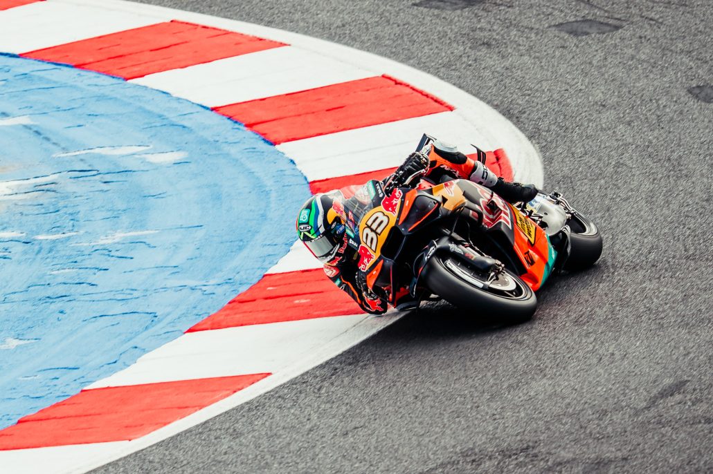 Brad Binder mit der Startnummer 33 in Schräglage über die Randsteine, Aufnahme aus der Vogelperspektive – MotoGP San-Marino-GP Misano 2026