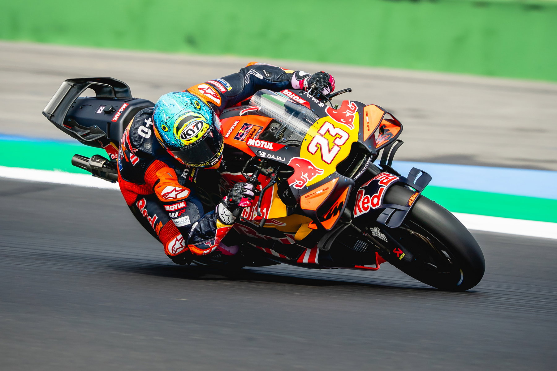 MotoGP-Rookies 2027: Warum Holgado und Agius den Sprung jetzt wagen 4 Enea Bastianini in Schräglage auf der orangen KTM RC16 von Tech3, Startnummer 23 auf der Frontverkleidung – MotoGP San-Marino-GP Misano 2026