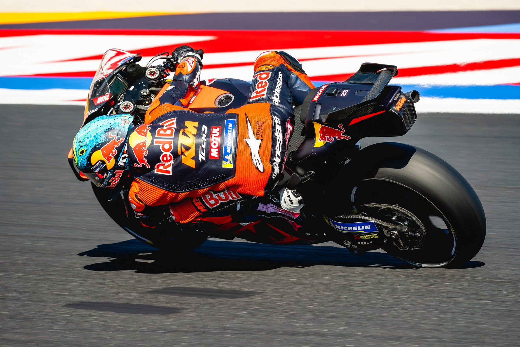 Senna Agius zu Tech3: Warum WM-Spitzenreiter Gonzalez leer ausgeht 1 Enea Bastianini von oben in Schräglage auf der KTM RC16 mit Michelin-Reifen – MotoGP San-Marino-GP Misano 2026