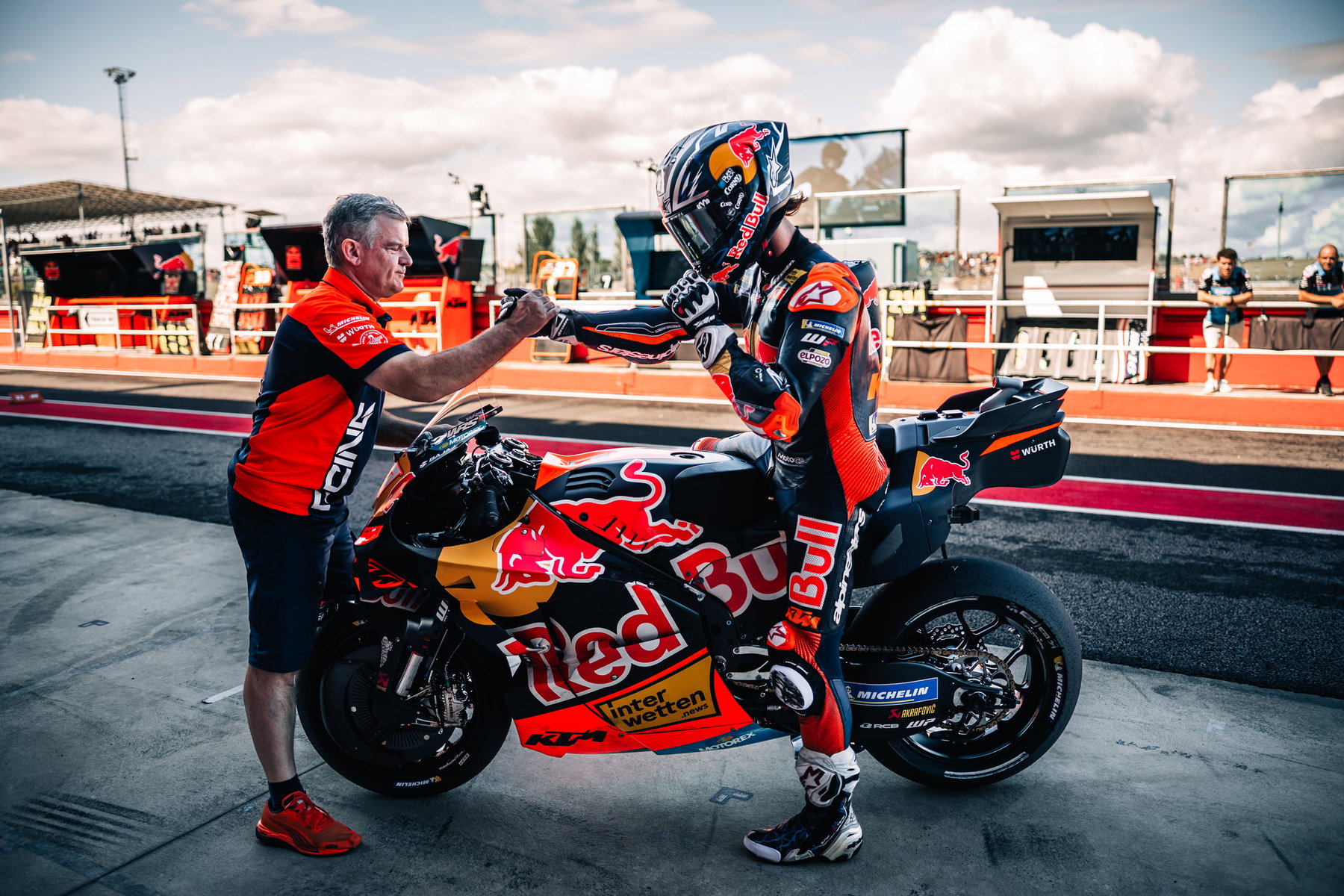 Pedro Acosta Wins in Spielberg: 56 Races to His First MotoGP Victory 2 Pedro Acosta neben seiner Red Bull KTM RC16 in der Boxengasse beim Faustgruß mit einem Teammitglied – MotoGP San-Marino-GP Misano 2026