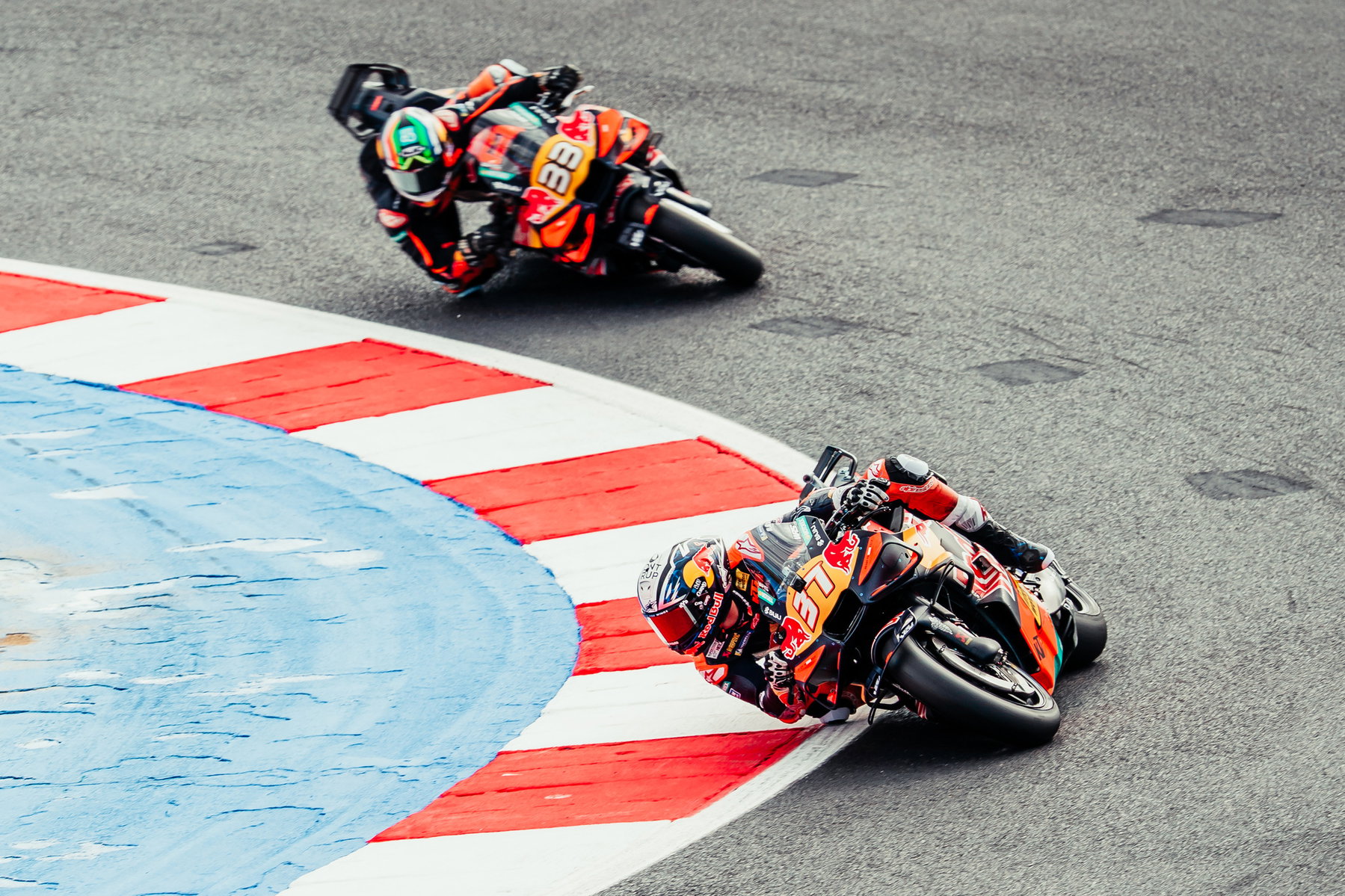 Bagnaia speaks of humiliation: Ducati finds no explanation at Misano 3 Pedro Acosta auf der Red Bull KTM RC16 in der Kurve, dahinter ein weiterer KTM-Fahrer, Aufnahme aus der Vogelperspektive – MotoGP San-Marino-GP Misano 2026